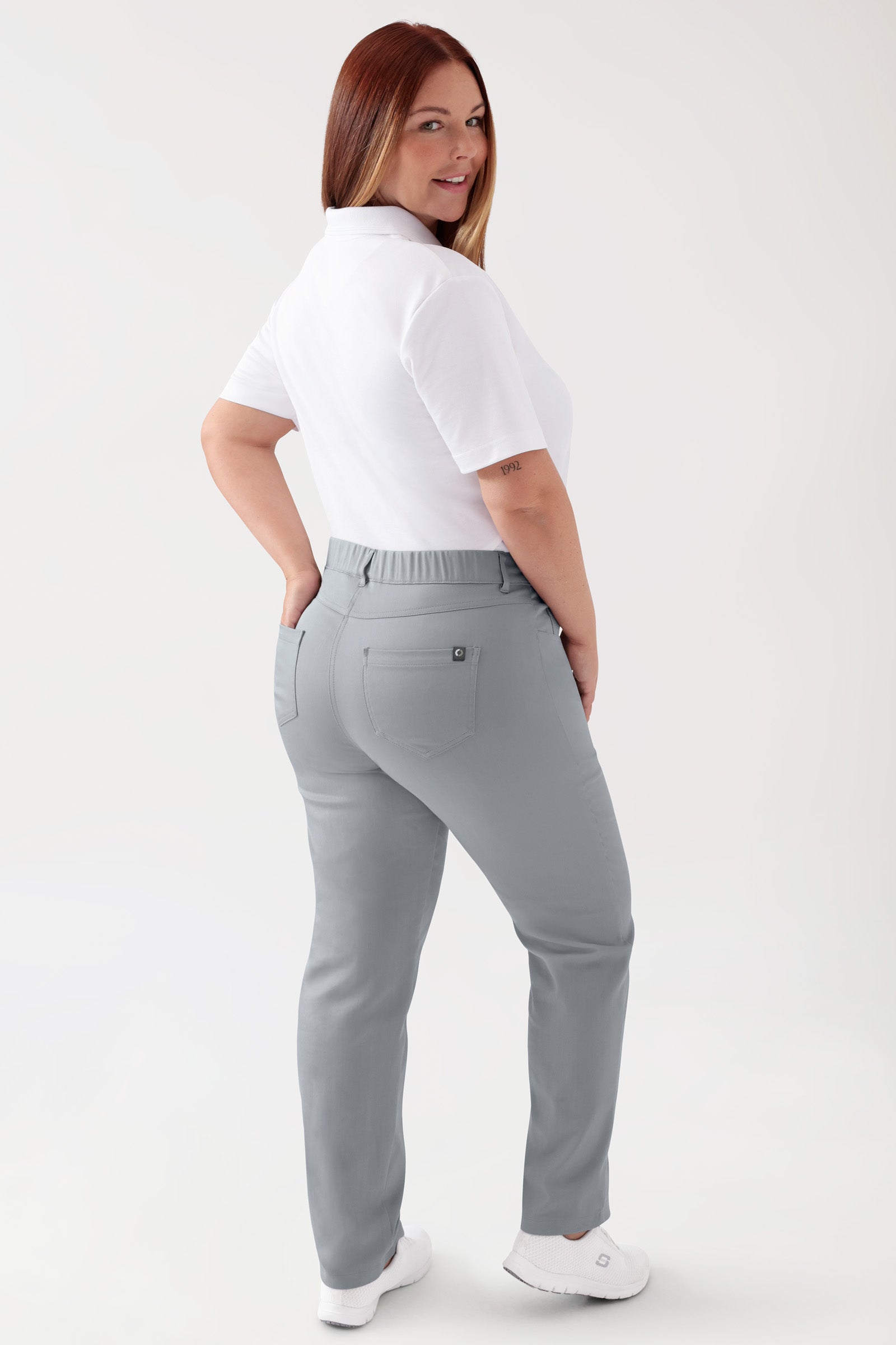 COMFY FLEX 5-Pocket Hose Damen - gerades Bein grau, Rückansicht Das Model ist 173 cm gross und trägt Grösse 46