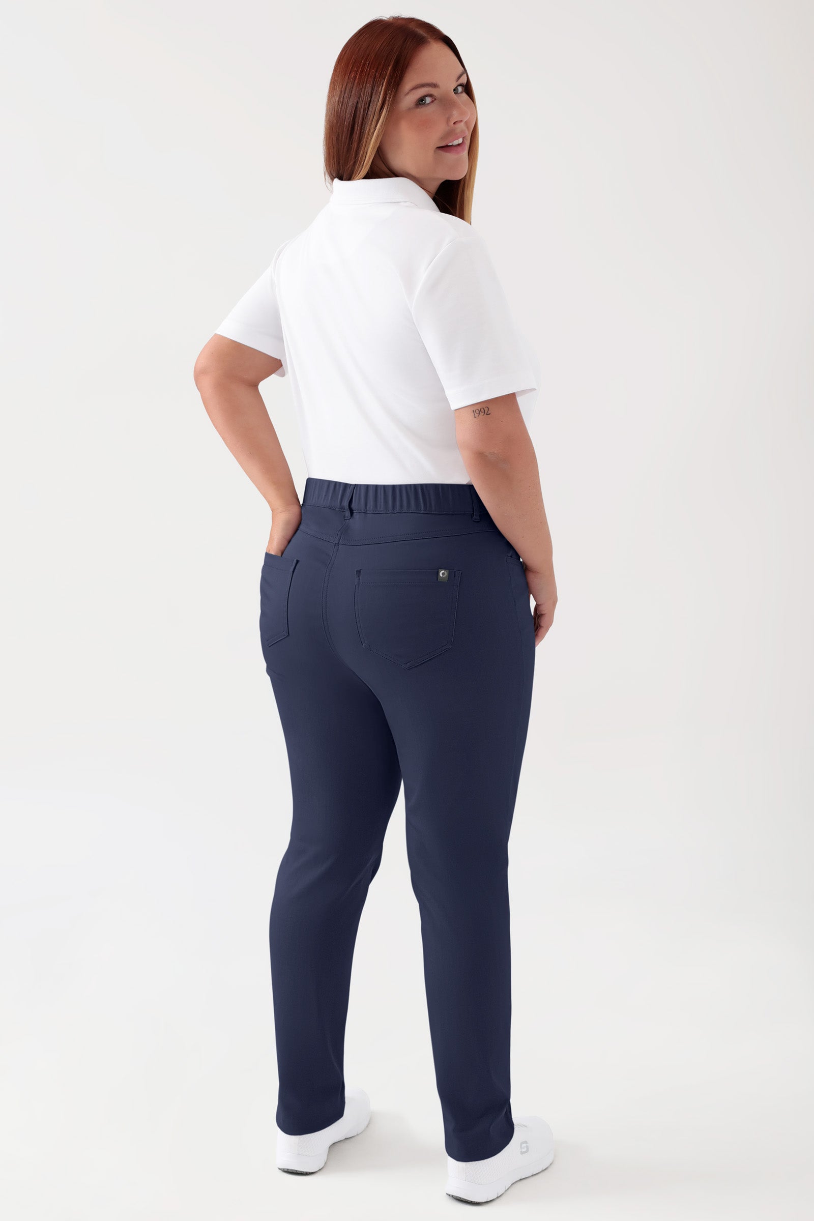 COMFY FLEX 5-Pocket Hose Damen - schlankes Bein navy, Rückansicht Das Model ist 173 cm gross und trägt Grösse 46
