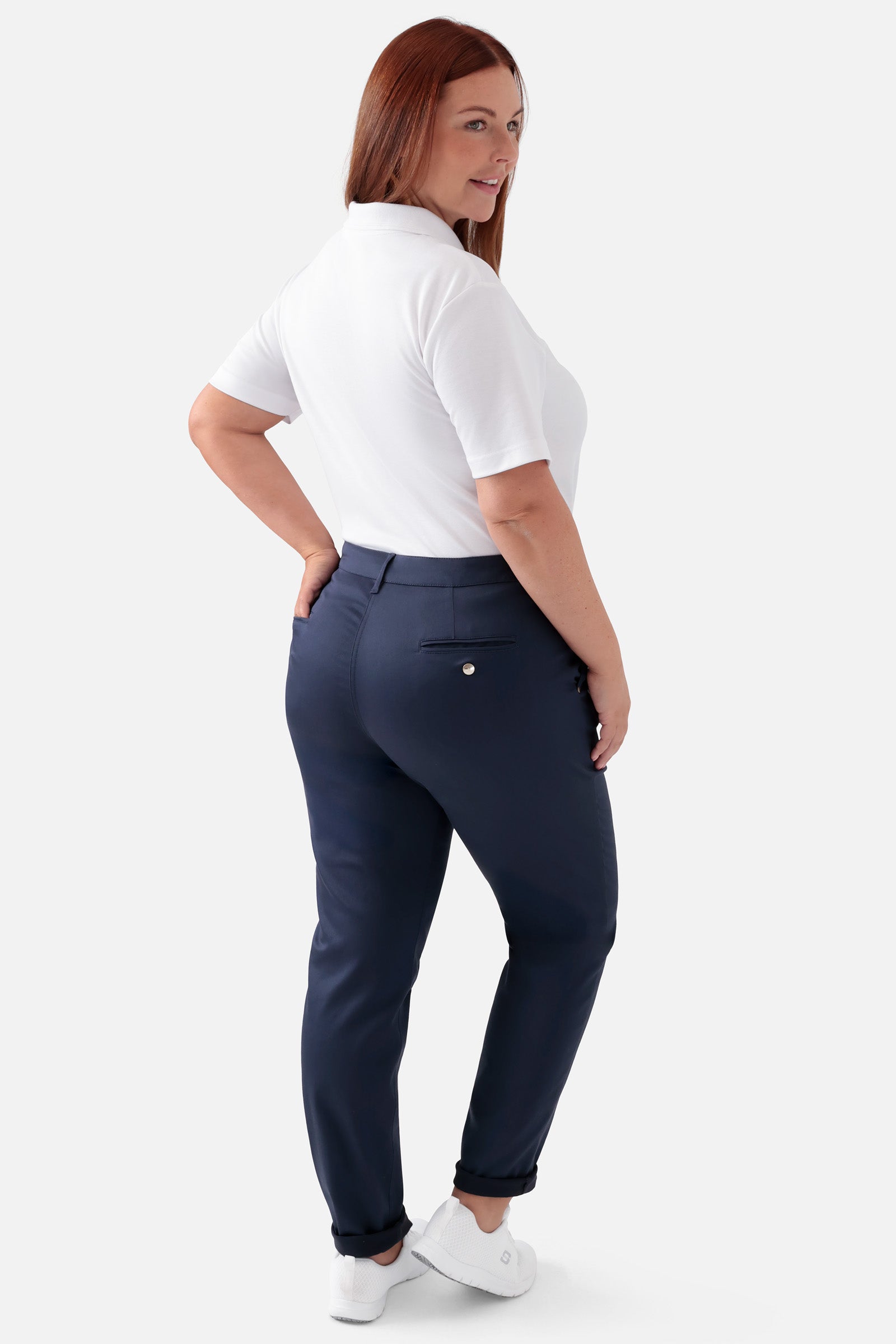 COMFY FLEX Hose Damen - Chino Style navy, Rückansicht Das Model ist 173 cm gross und trägt Grösse 46