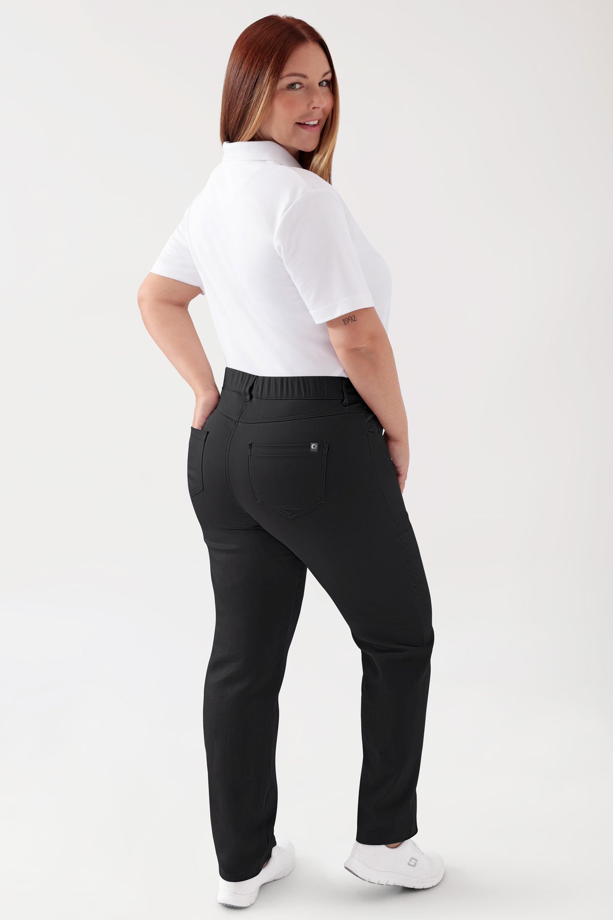 COMFY FLEX 5-Pocket Hose Damen - gerades Bein schwarz, Vue de dos Le mannequin mesure 173 cm et porte la taille 46