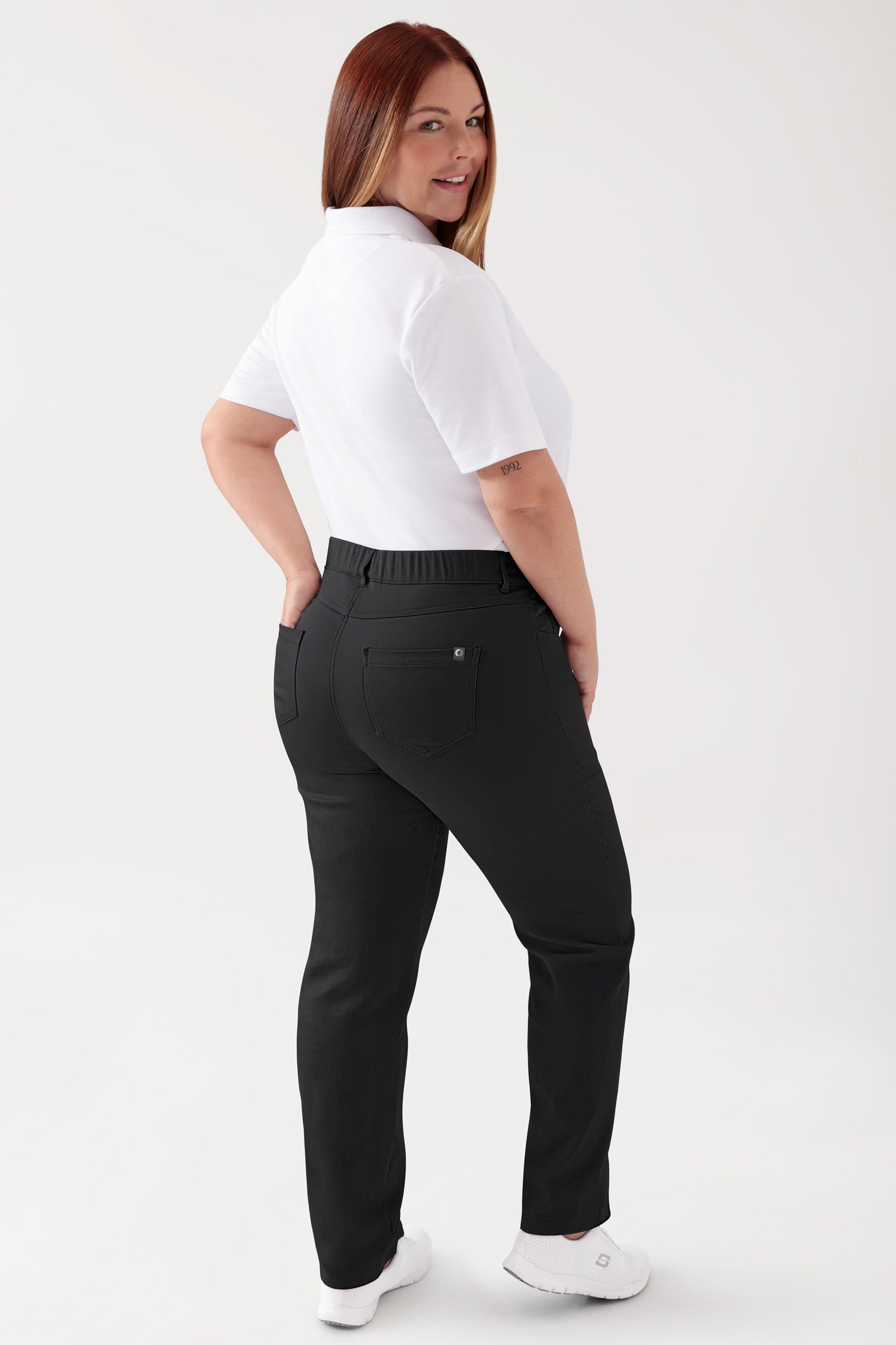 COMFY FLEX 5-Pocket Hose Damen - gerades Bein schwarz, Rückansicht Das Model ist 173 cm gross und trägt Grösse 46