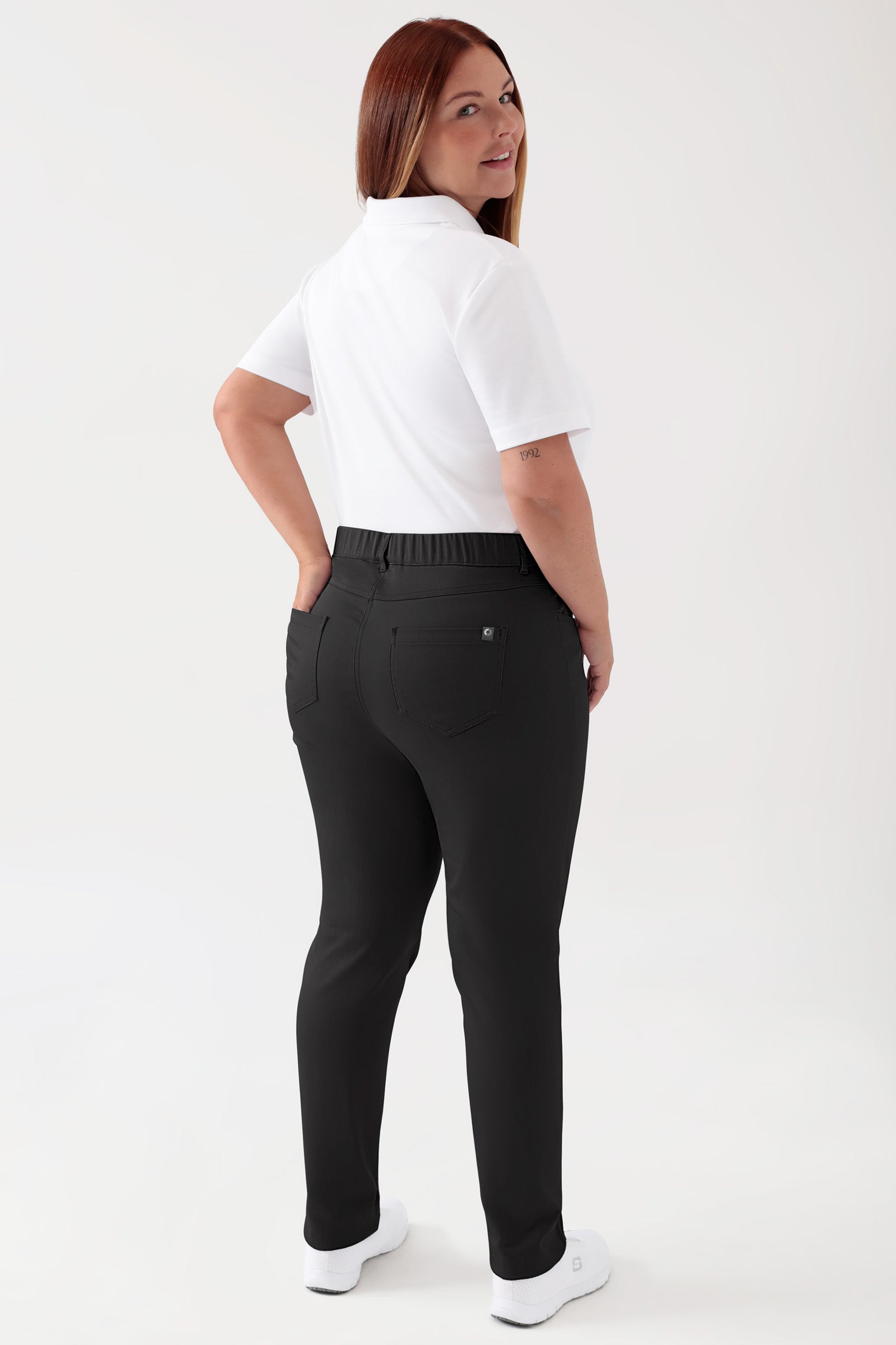 COMFY FLEX 5-Pocket Hose Damen - schlankes Bein schwarz, Rückansicht Das Model ist 173 cm gross und trägt Grösse 46
