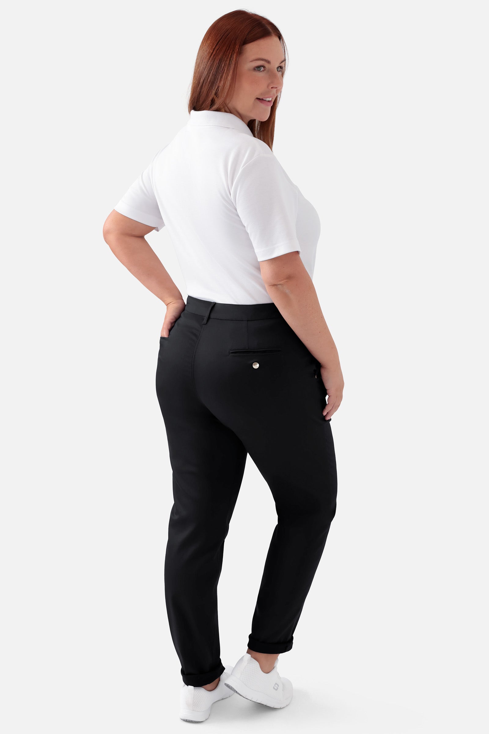 COMFY FLEX Hose Damen - Chino Style schwarz, Rückansicht Das Model ist 173 cm gross und trägt Grösse 46