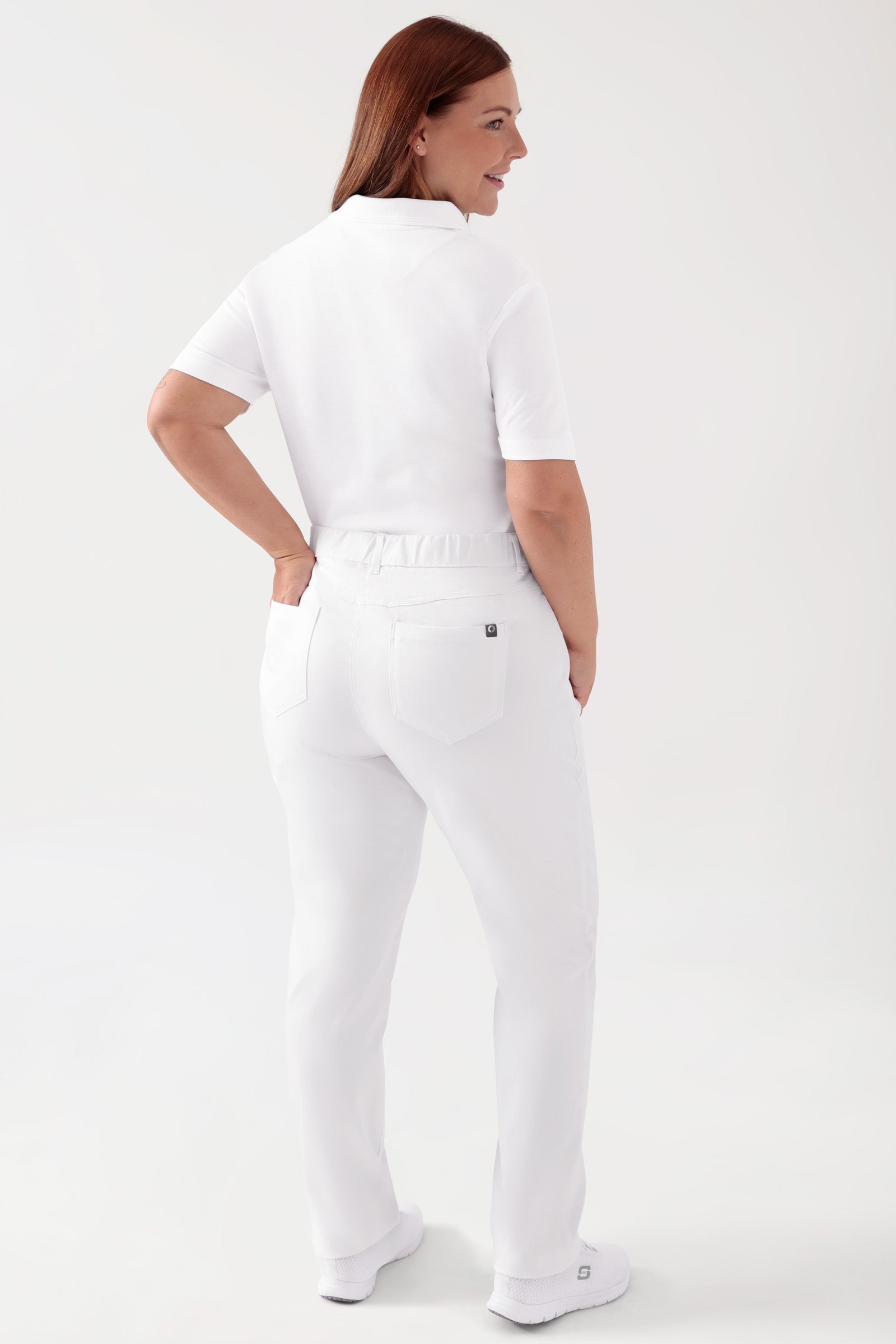 COMFY FLEX 5-Pocket Hose Damen - gerades Bein weiss, Rückansicht Das Model ist 173 cm gross und trägt Grösse 46