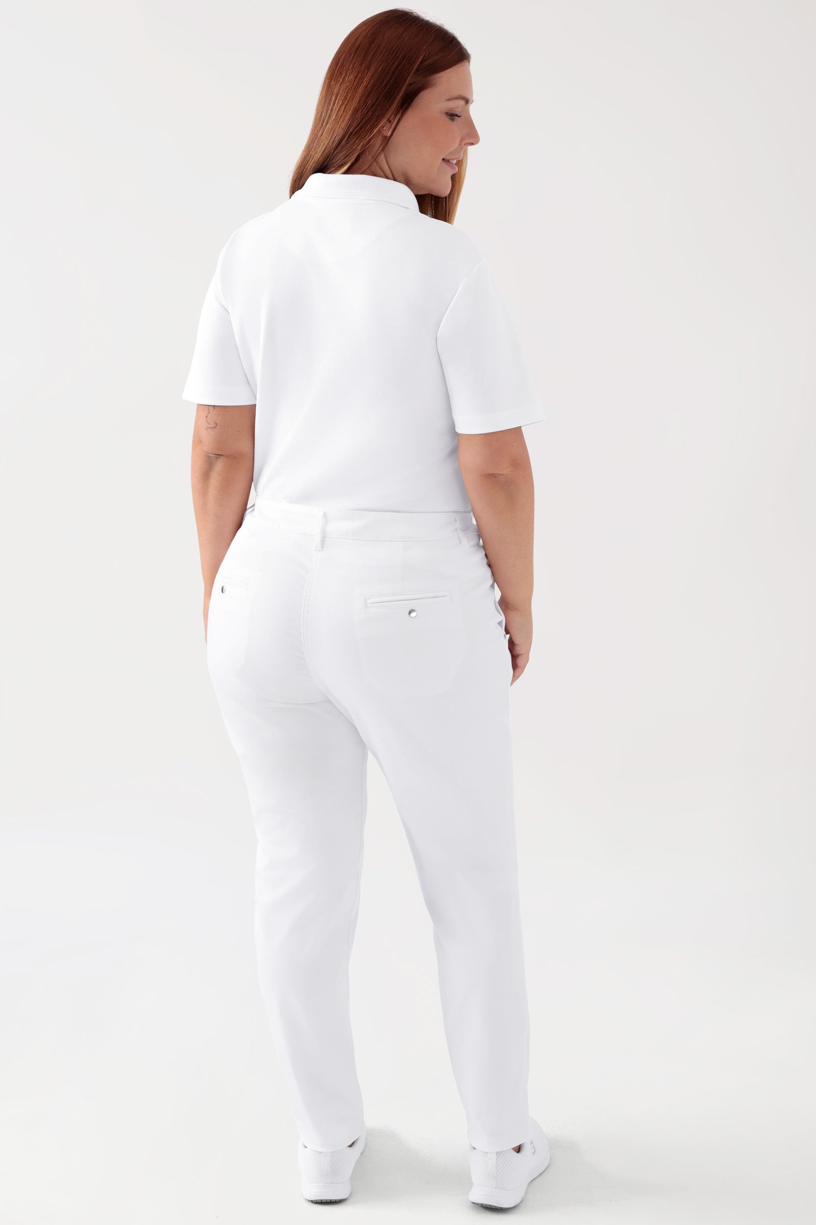 COMFY FLEX Hose Damen - Chino Style weiss, Rückansicht Das Model ist 173 cm gross und trägt Grösse 46