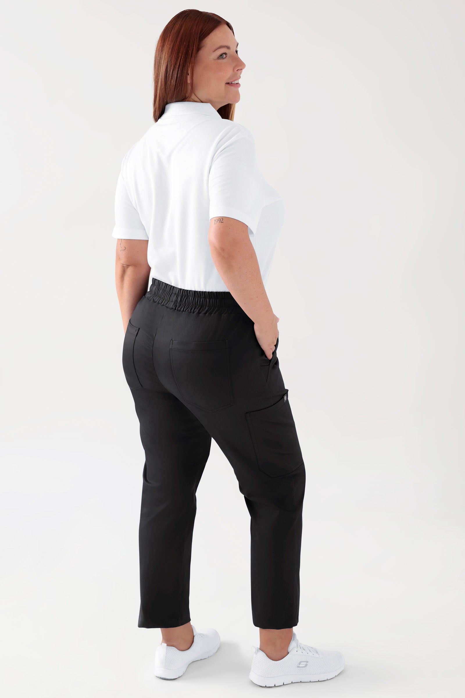 COMFY FLEX Stretch Hose Unisex - 7/8 Länge schwarz, Rückansicht Das Model ist 173 cm gross und trägt Grösse L