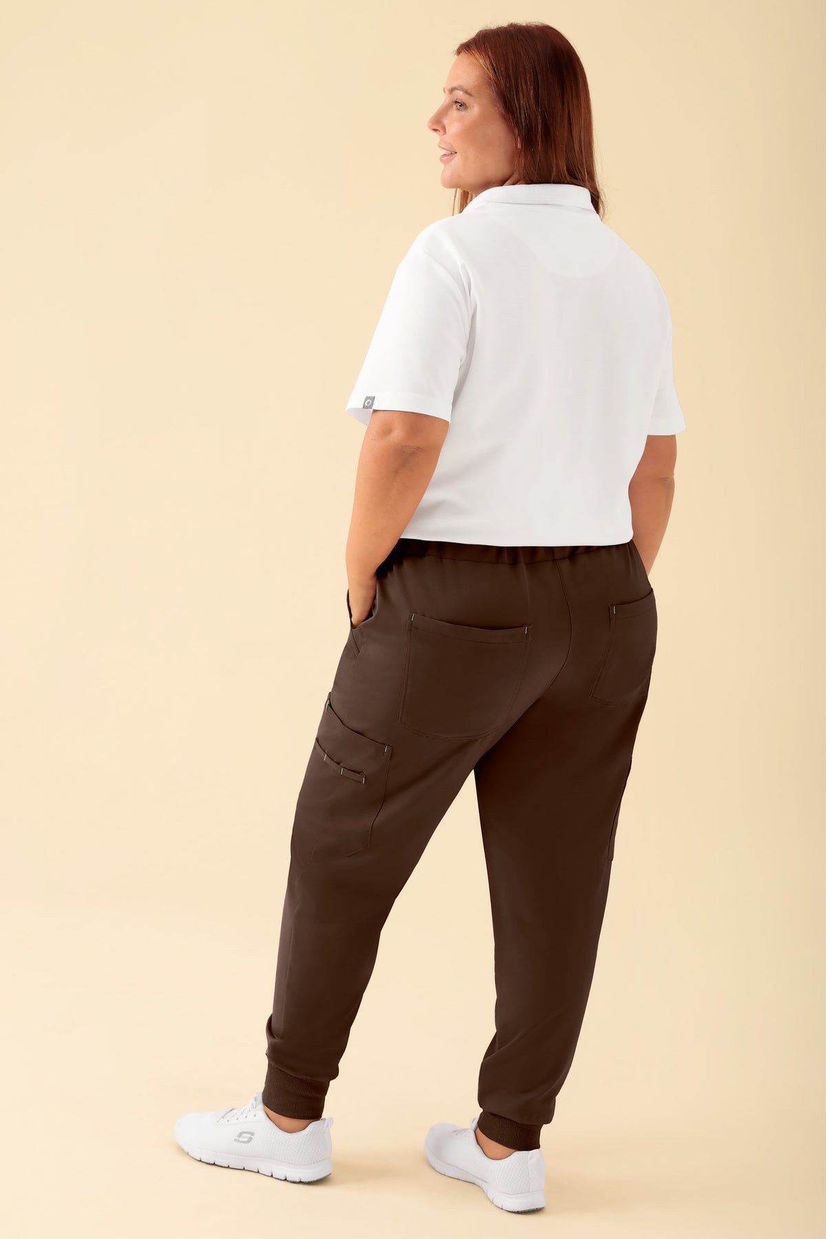 KAERE Hose Damen - Saumbündchen mit Beintaschen coffee, Rückansicht Das Model ist 173 cm gross und trägt Grösse XL