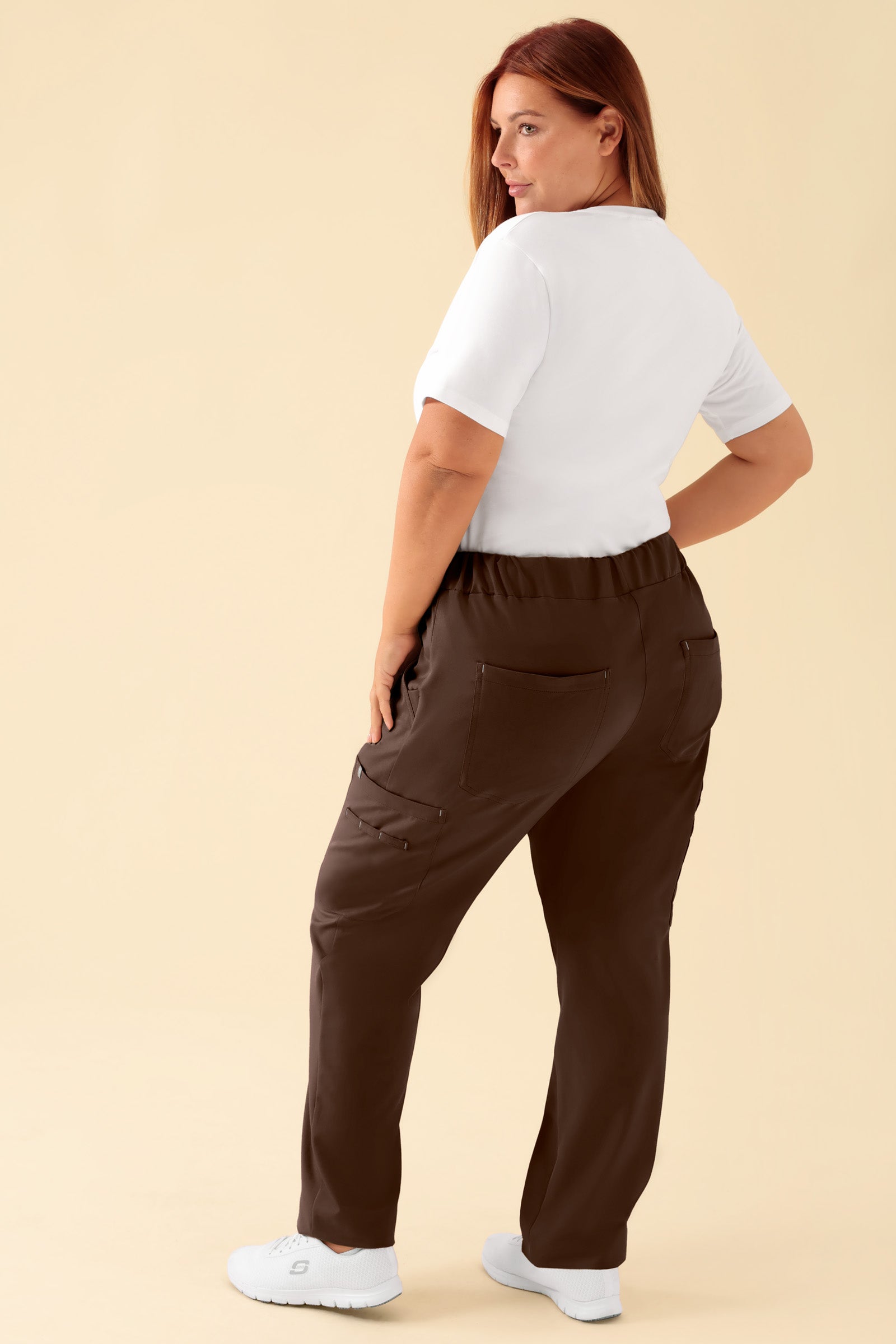 KAERE Hose Damen - gerader Saum mit Beintaschen coffee, Rückansicht Das Model ist 173 cm gross und trägt Grösse XL
