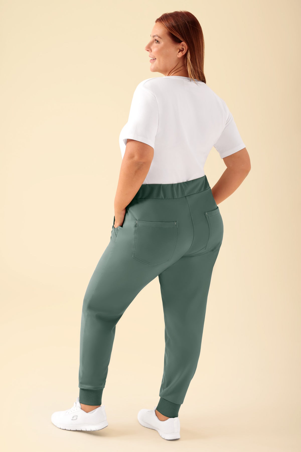 KAERE Hose Damen - Saumbündchen ohne Beintaschen dunkelgrün, Rückansicht Das Model ist 173 cm gross und trägt Grösse XL