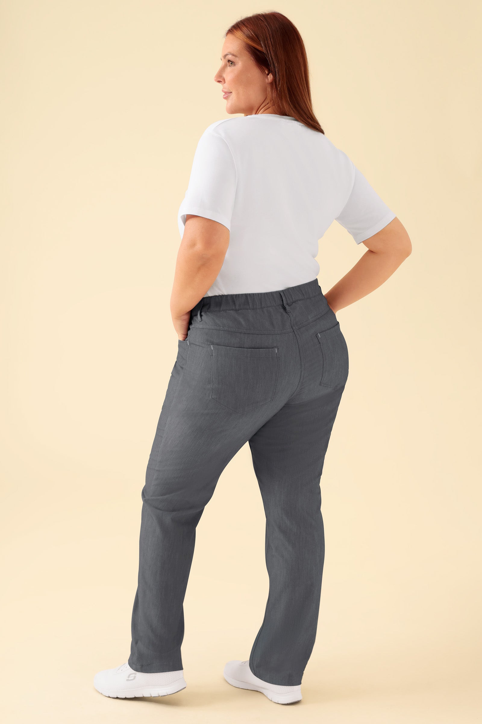 KAERE Hose Damen - 5-Pocket grau melange, Rückansicht Das Model ist 173 cm gross und trägt Grösse XL