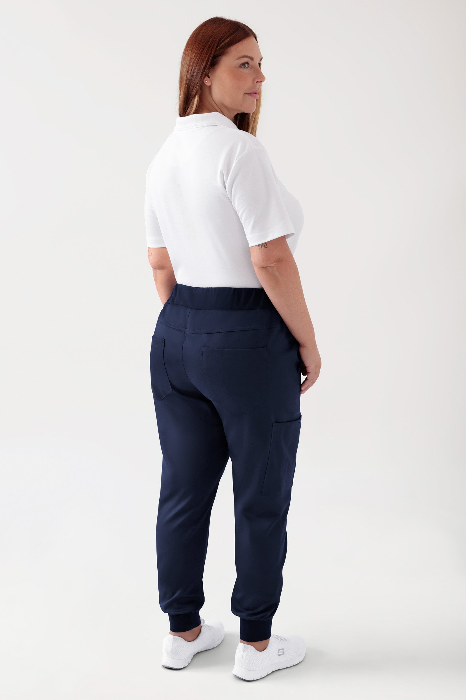 COMFY FLEX Hose Damen - Jogpants navy, Rückansicht Das Model ist 173 cm gross und trägt Grösse XL