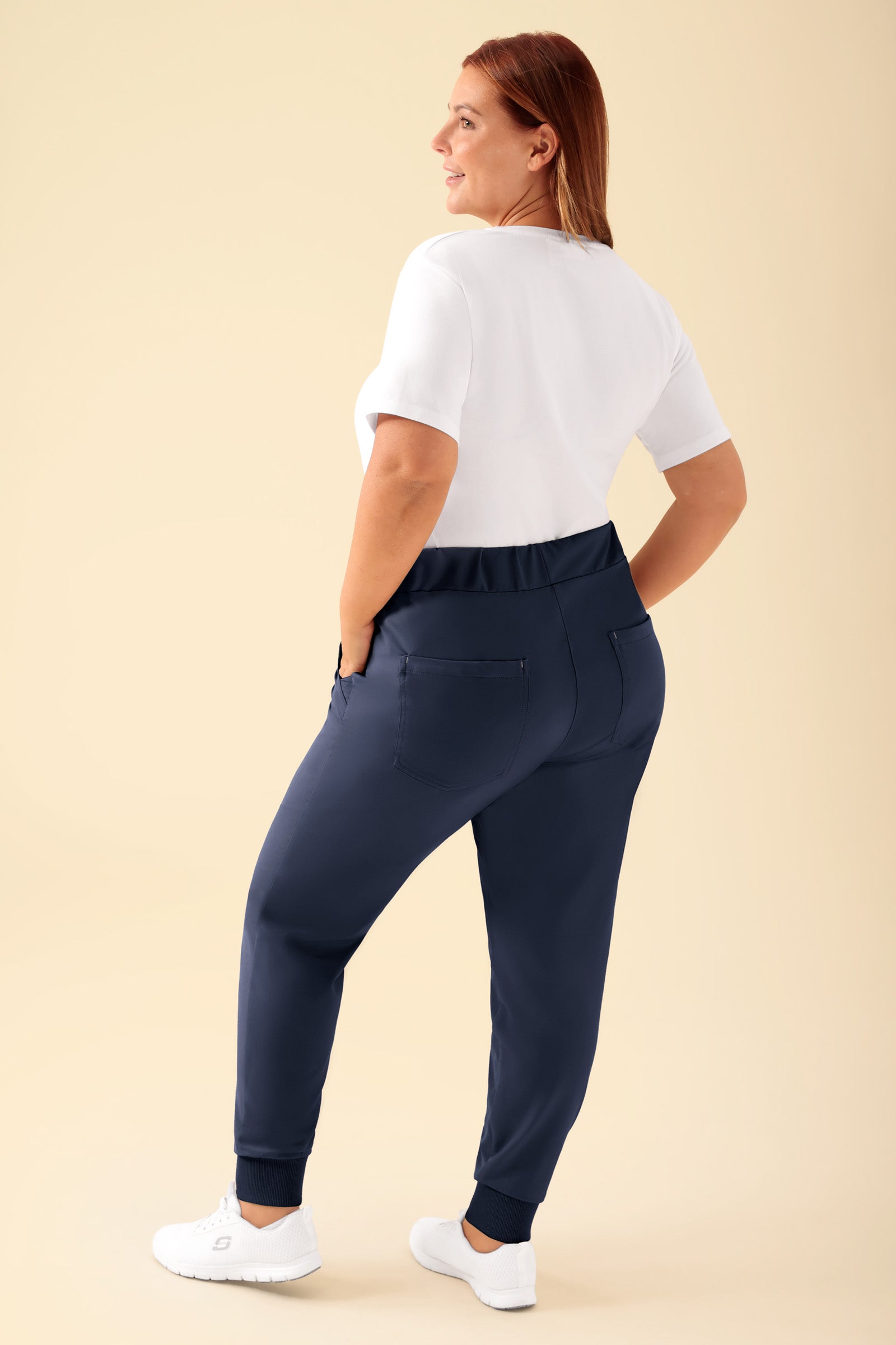 KAERE Hose Damen - Saumbündchen ohne Beintaschen navy, Rückansicht Das Model ist 173 cm gross und trägt Grösse XL