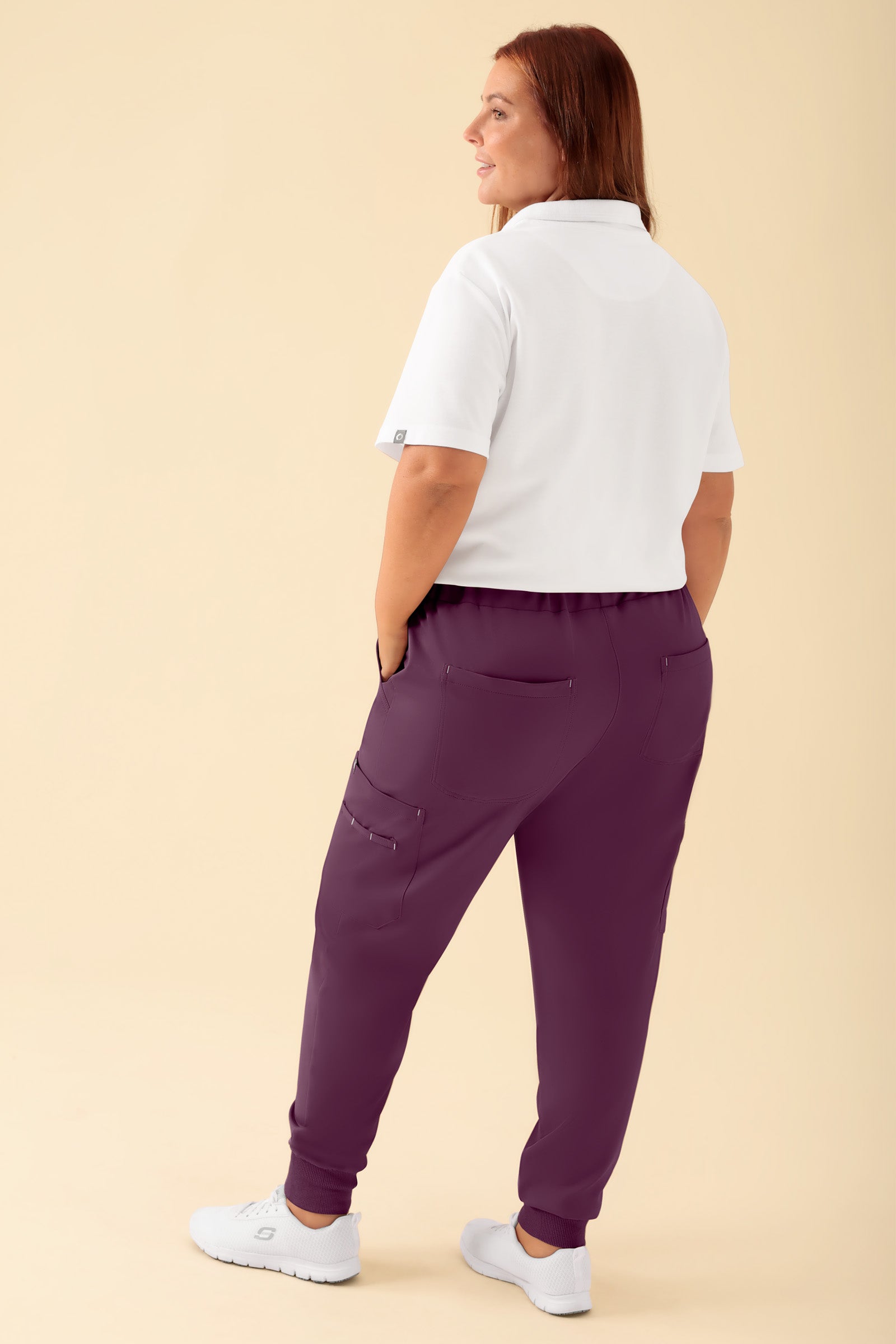 KAERE Hose Damen - Saumbündchen mit Beintaschen pflaume, Rückansicht Das Model ist 173 cm gross und trägt Grösse XL