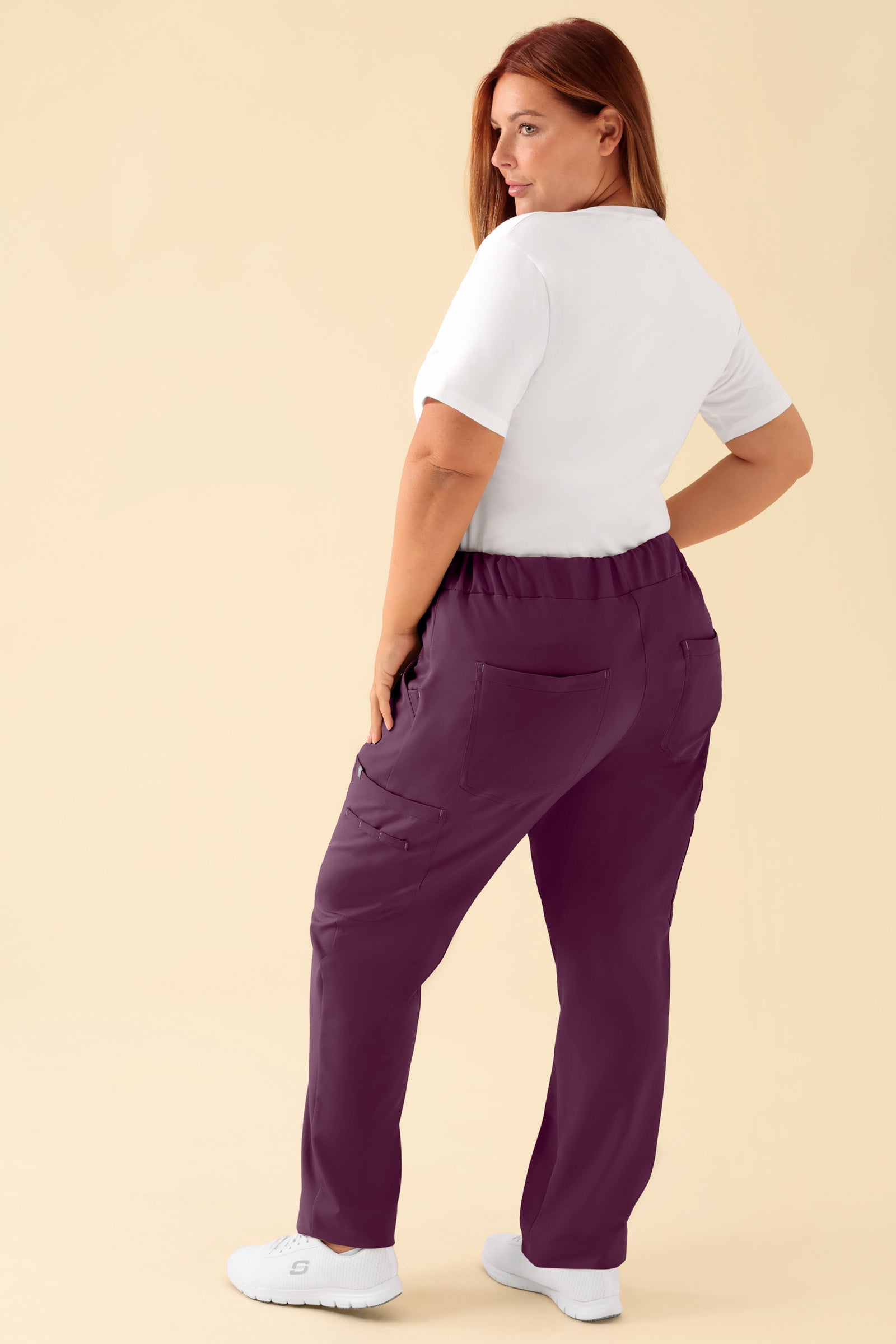 KAERE Hose Damen - gerader Saum mit Beintaschen pflaume, Rückansicht Das Model ist 173 cm gross und trägt Grösse XL