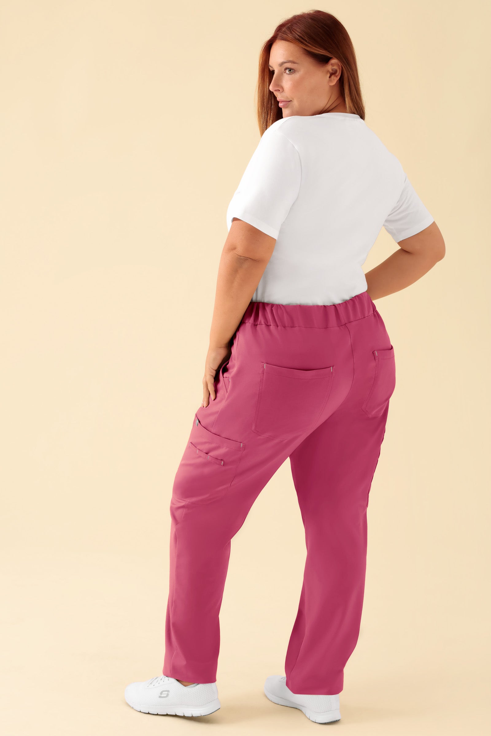 KAERE Hose Damen - gerader Saum mit Beintaschen rosenholz, Rückansicht Das Model ist 173 cm gross und trägt Grösse XL