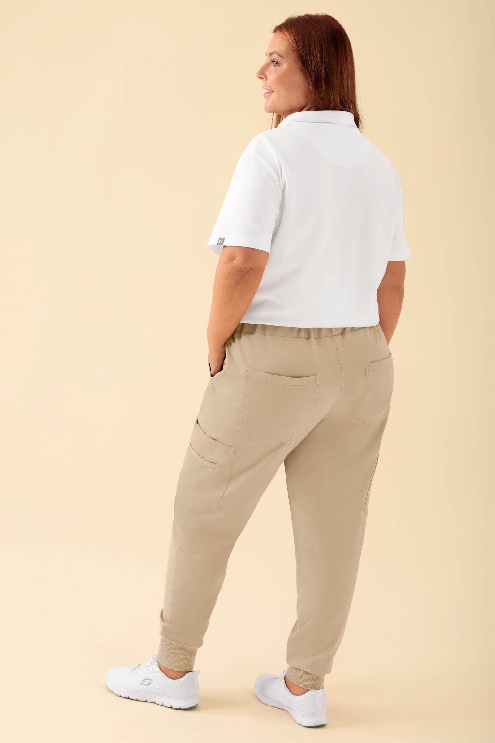 KAERE Hose Damen - Saumbündchen mit Beintaschen sand, Rückansicht Das Model ist 173 cm gross und trägt Grösse XL