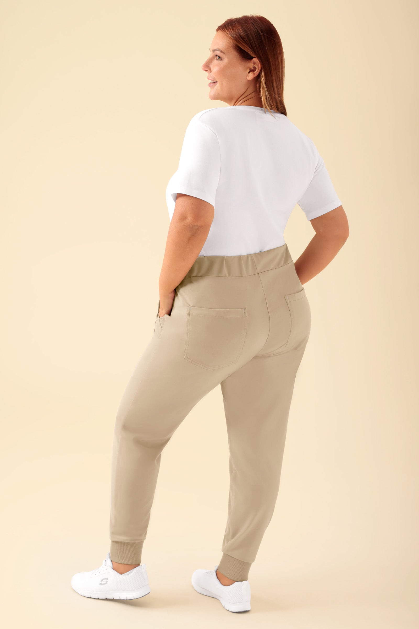 KAERE Hose Damen - Saumbündchen ohne Beintaschen sand, Rückansicht Das Model ist 173 cm gross und trägt Grösse XL