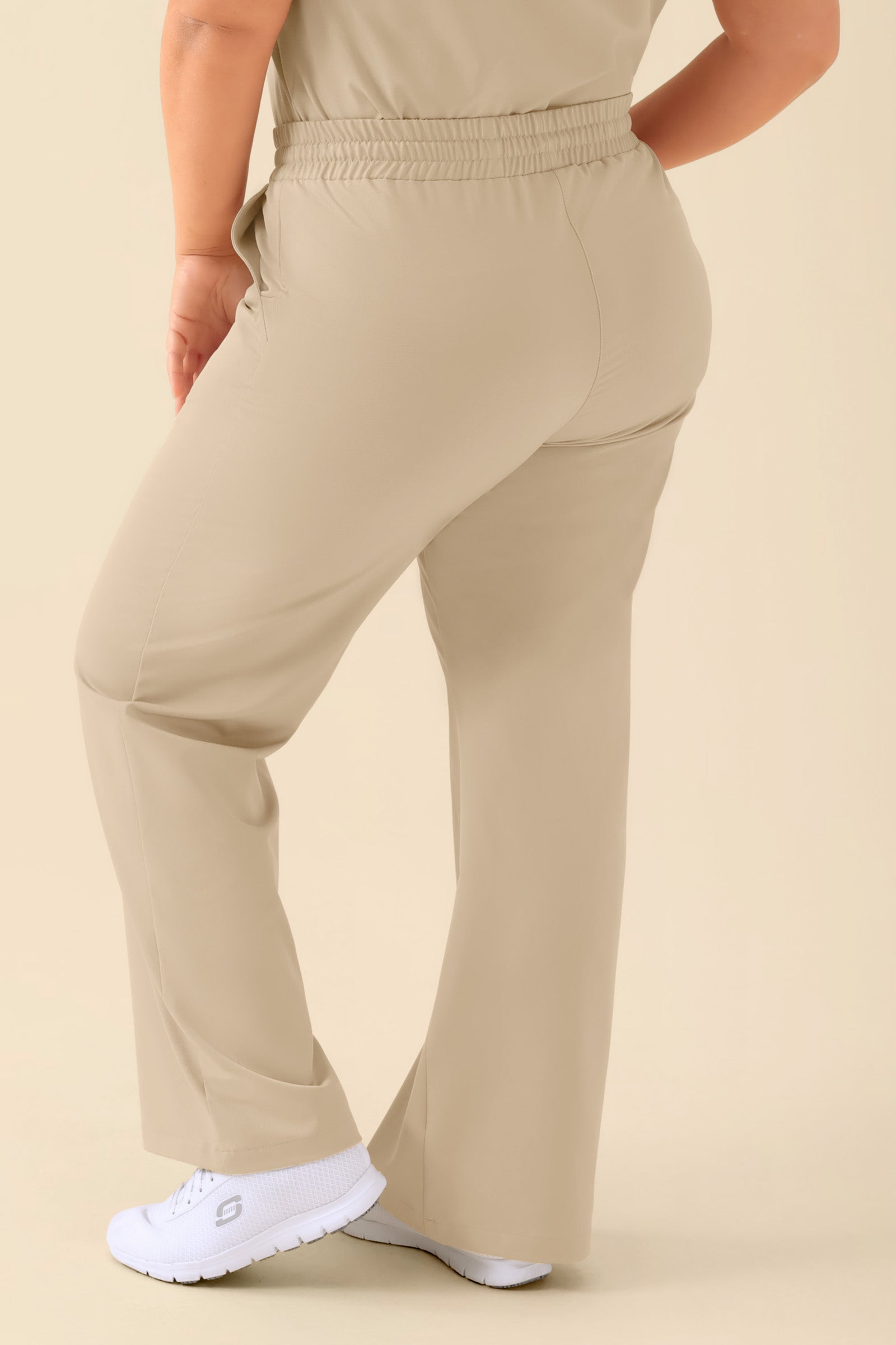 KAERE Hose Damen - weites Bein sand, Rückansicht Das Model ist 173 cm gross und trägt Grösse XL