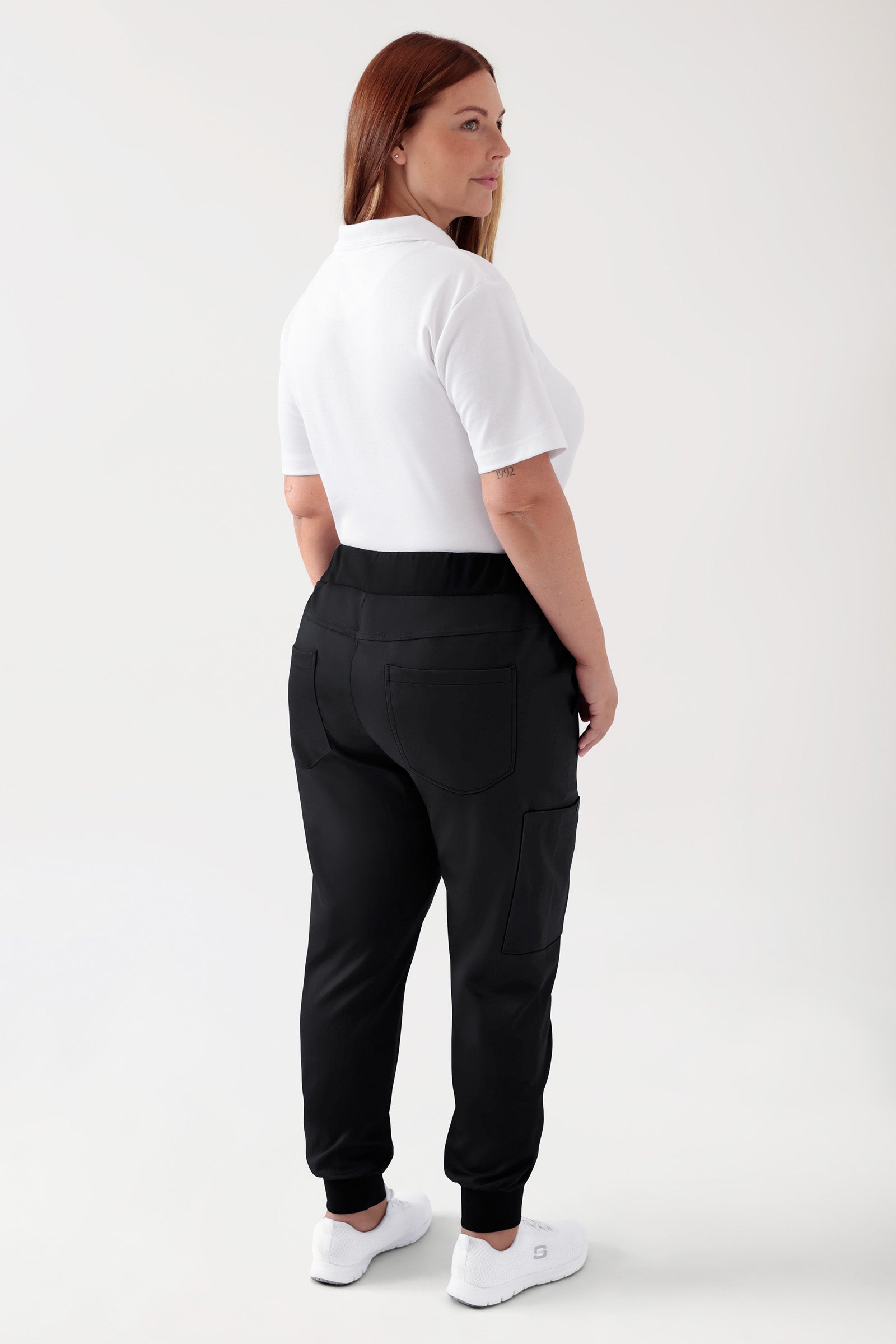 COMFY FLEX Hose Damen - Jogpants schwarz, Rückansicht Das Model ist 173 cm gross und trägt Grösse XL