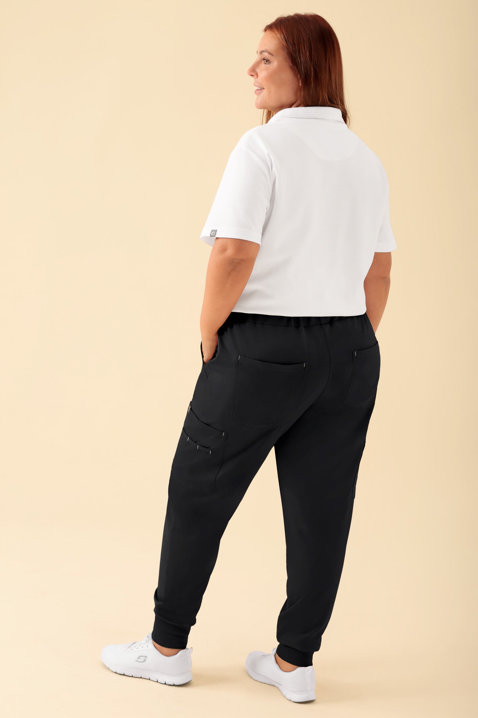 KAERE Hose Damen - Saumbündchen mit Beintaschen schwarz, Rückansicht Das Model ist 173 cm gross und trägt Grösse XL