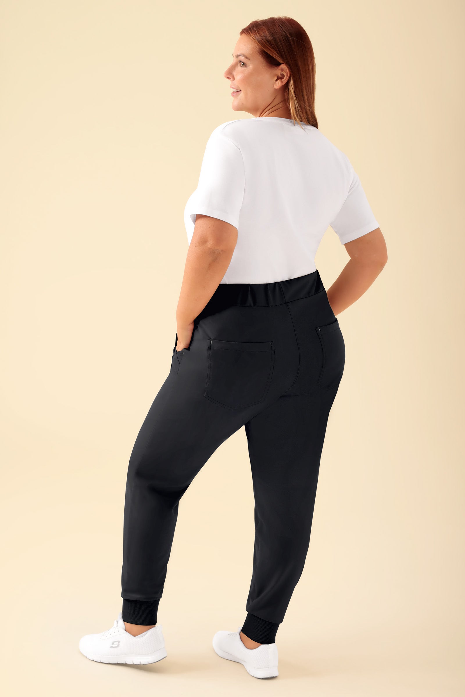 KAERE Hose Damen - Saumbündchen ohne Beintaschen schwarz, Rückansicht Das Model ist 173 cm gross und trägt Grösse XL