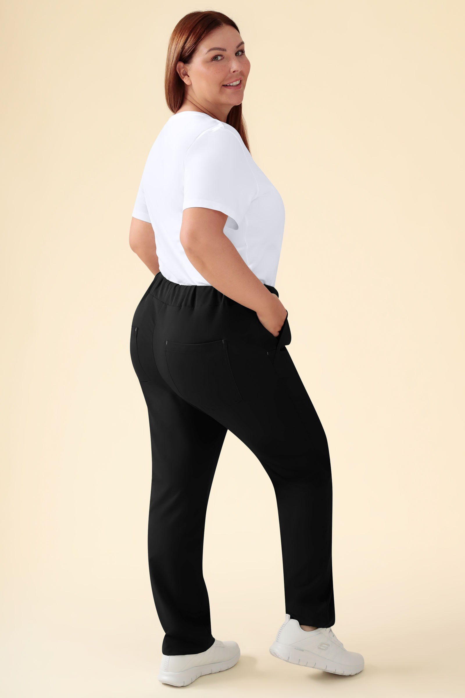 KAERE Hose Damen - gerader Saum ohne Beintaschen schwarz, Rückansicht Das Model ist 173 cm gross und trägt Grösse XL