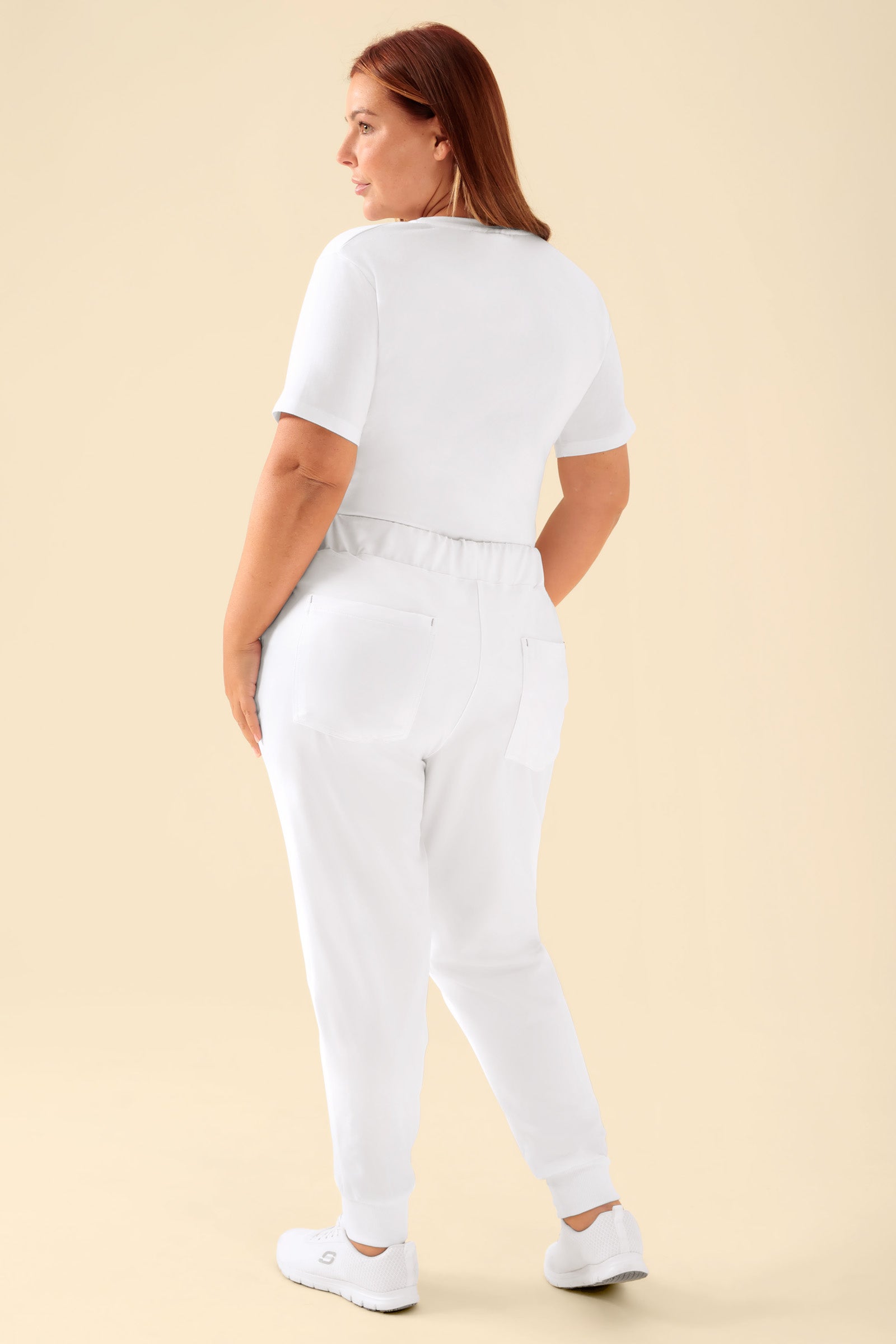 KAERE Hose Damen - Saumbündchen ohne Beintaschen weiss, Rückansicht Das Model ist 173 cm gross und trägt Grösse XL