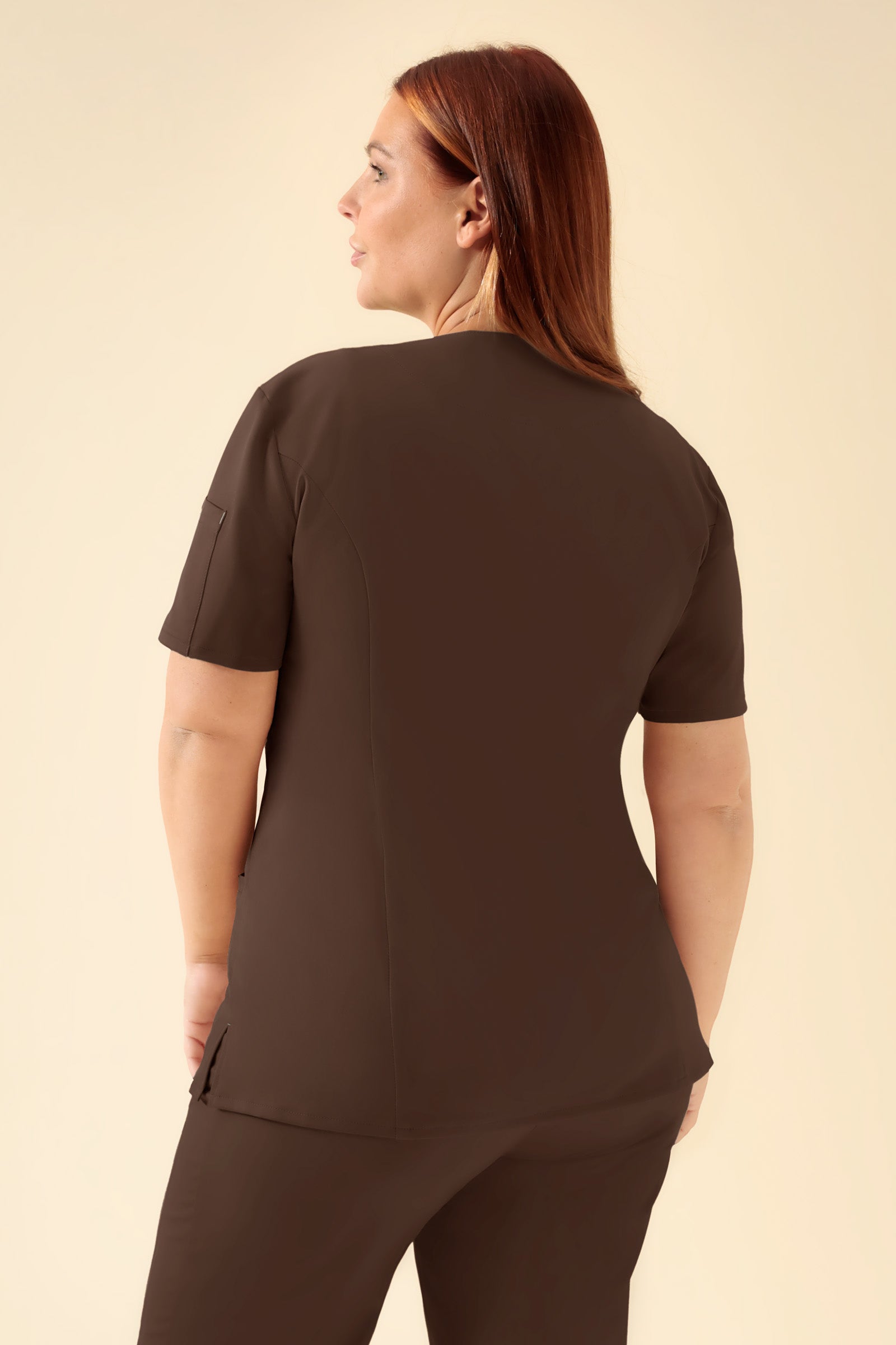 KAERE Kasack Damen - durchgeknöpft coffee, Rückansicht Das Model ist 173 cm gross und trägt Grösse XL