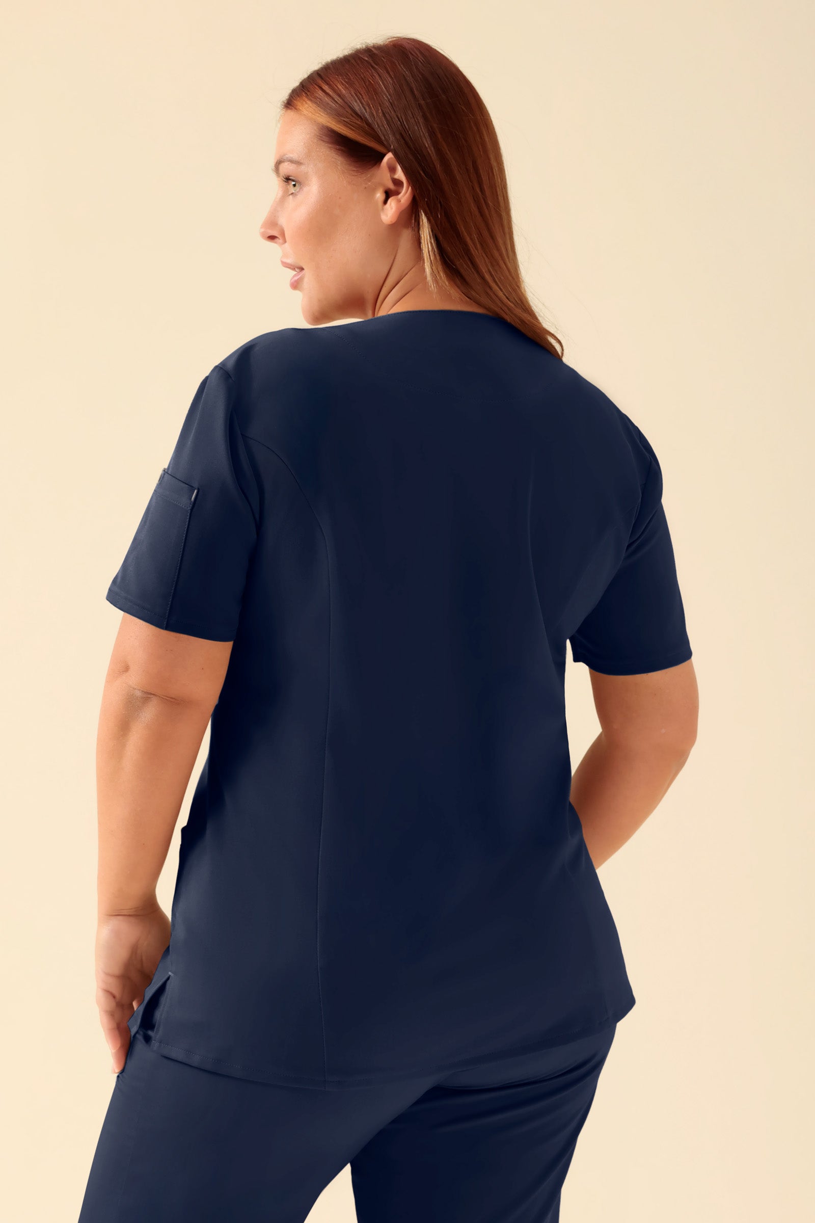 KAERE Kasack Damen - durchgeknöpft navy, Rückansicht Das Model ist 173 cm gross und trägt Grösse XL