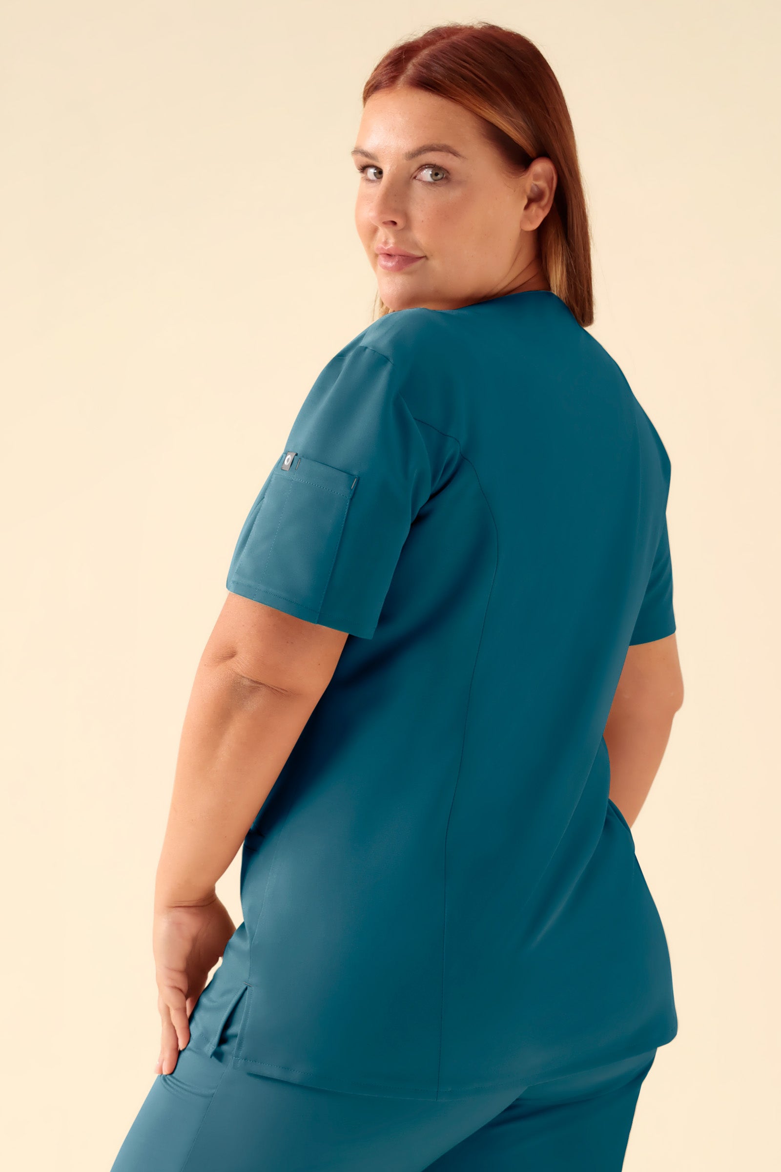 KAERE Kasack Damen - durchgeknöpft petrol, Rückansicht Das Model ist 173 cm gross und trägt Grösse XL