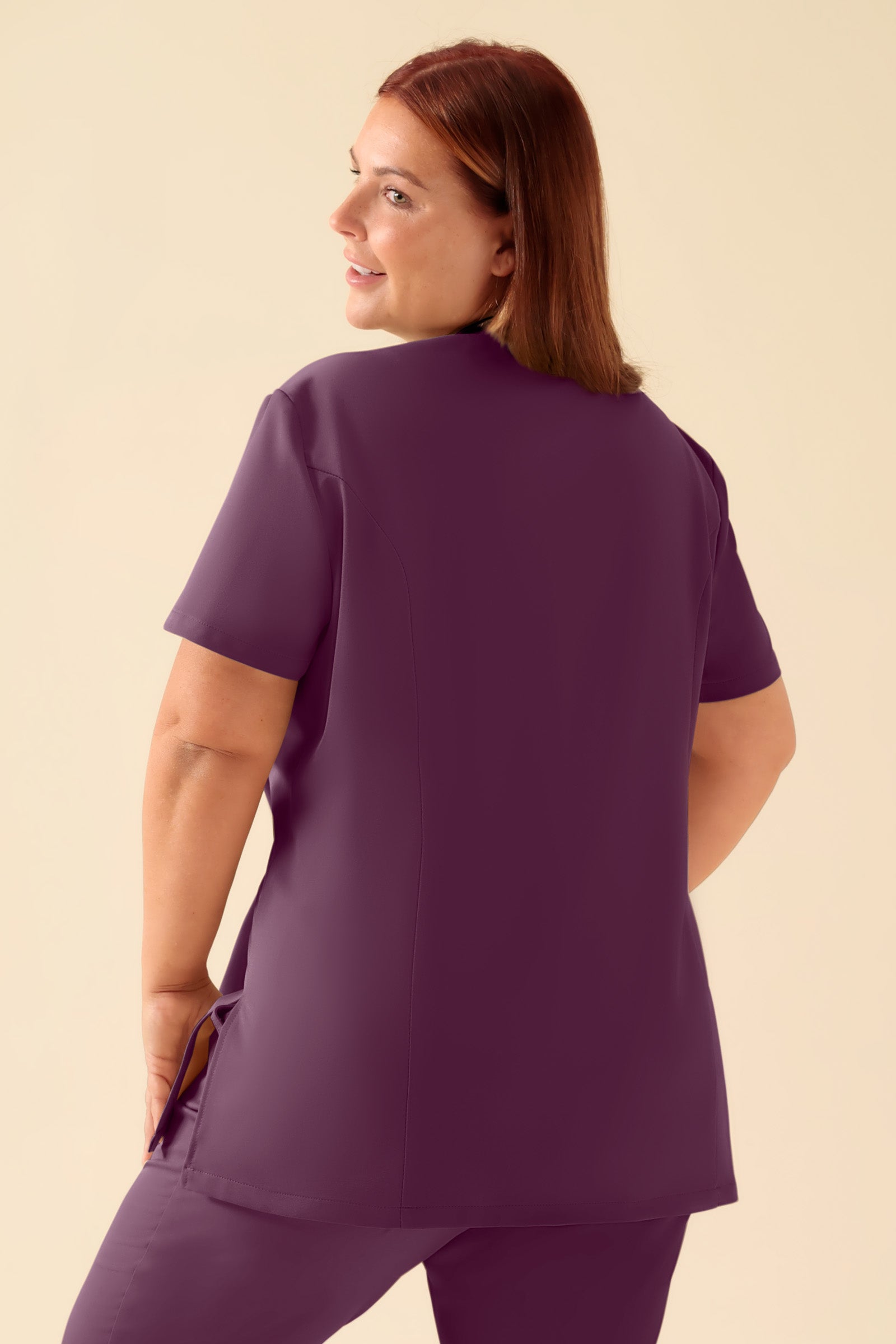 KAERE Kasack Damen - asymmetrische Knopfleiste pflaume, Rückansicht Das Model ist 173 cm gross und trägt Grösse XL