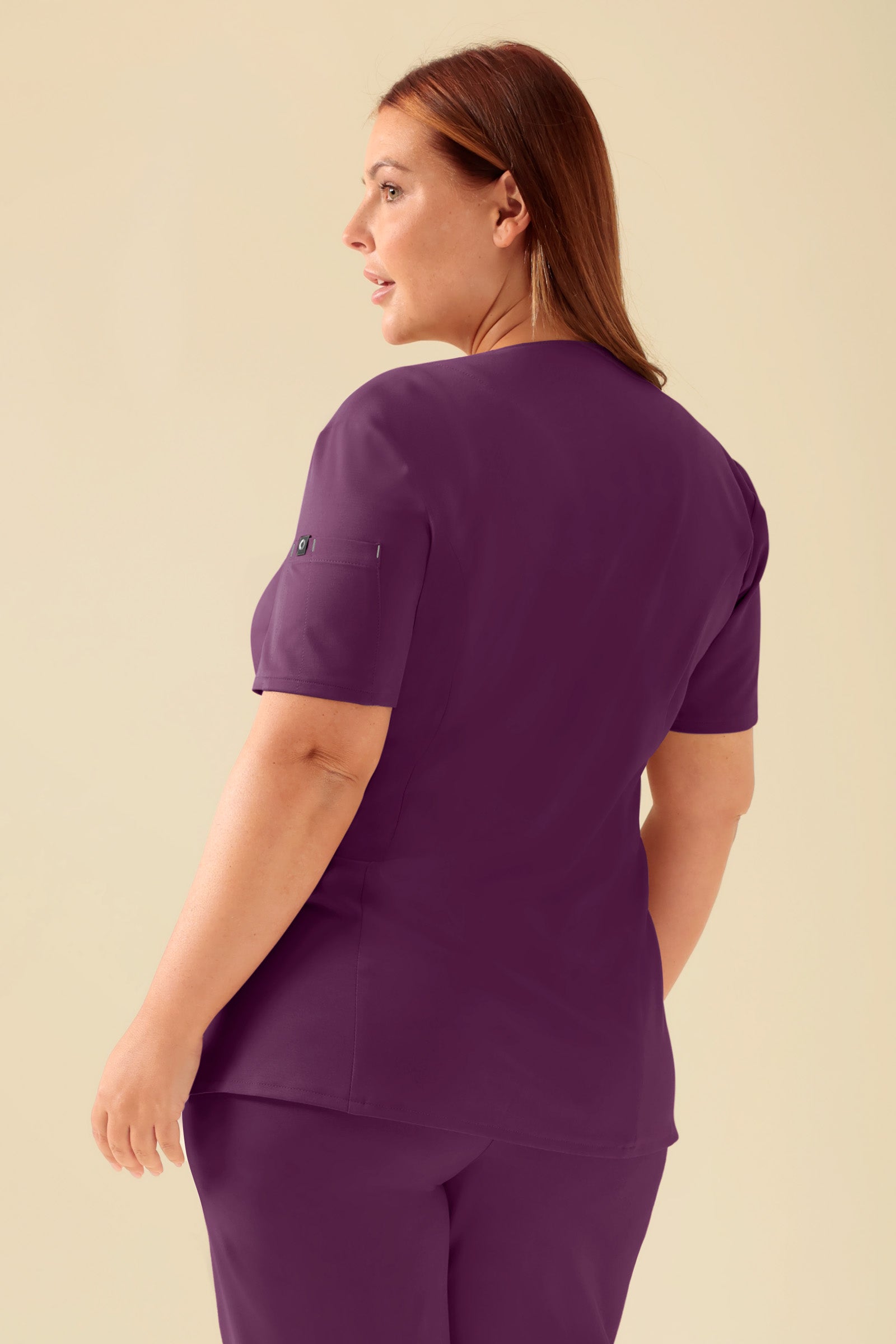 KAERE Kasack Damen - durchgeknöpft pflaume, Rückansicht Das Model ist 173 cm gross und trägt Grösse XL