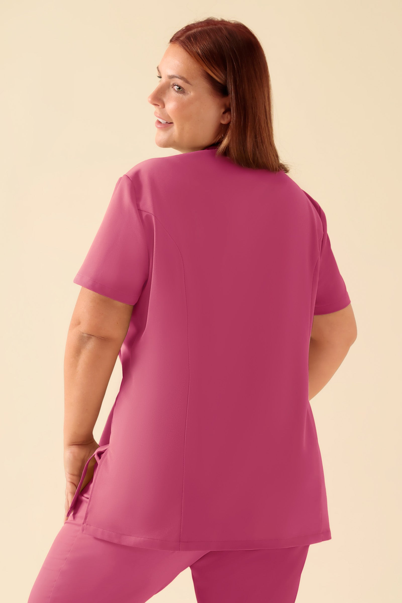 KAERE Kasack Damen - asymmetrische Knopfleiste rosenholz, Rückansicht Das Model ist 173 cm gross und trägt Grösse XL
