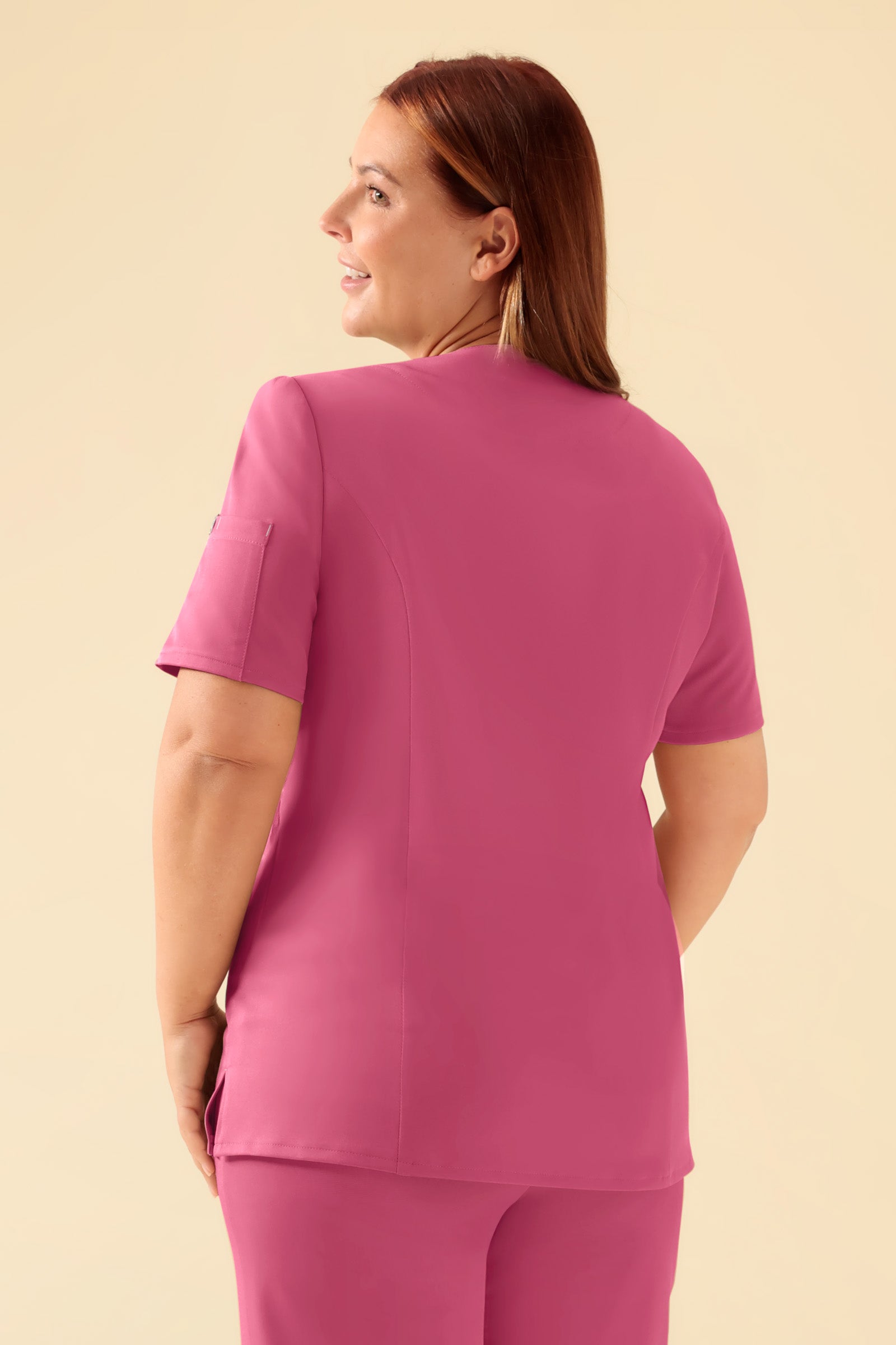 KAERE Kasack Damen - durchgeknöpft rosenholz, Rückansicht Das Model ist 173 cm gross und trägt Grösse XL