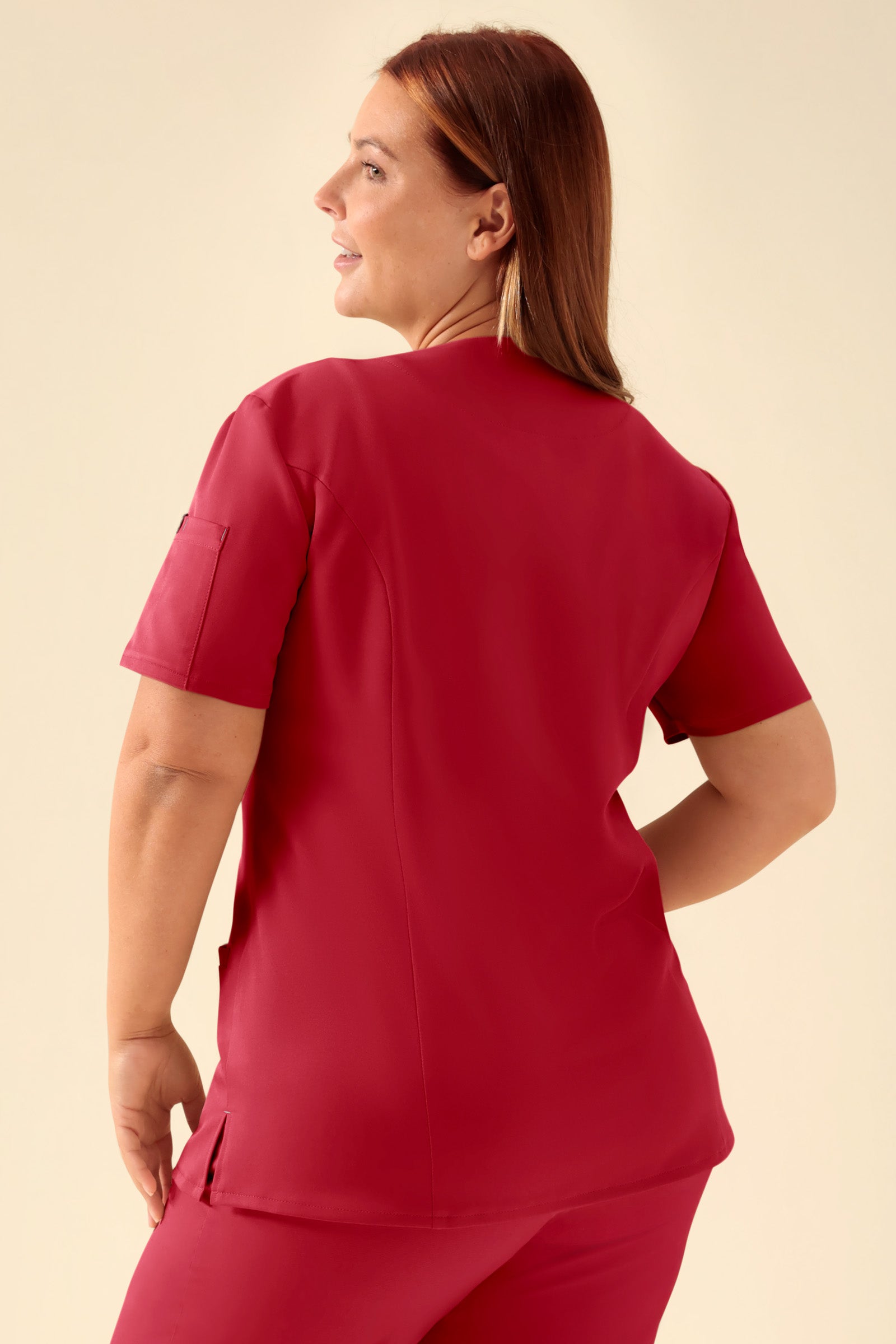 KAERE Kasack Damen - durchgeknöpft rot, Rückansicht Das Model ist 173 cm gross und trägt Grösse XL