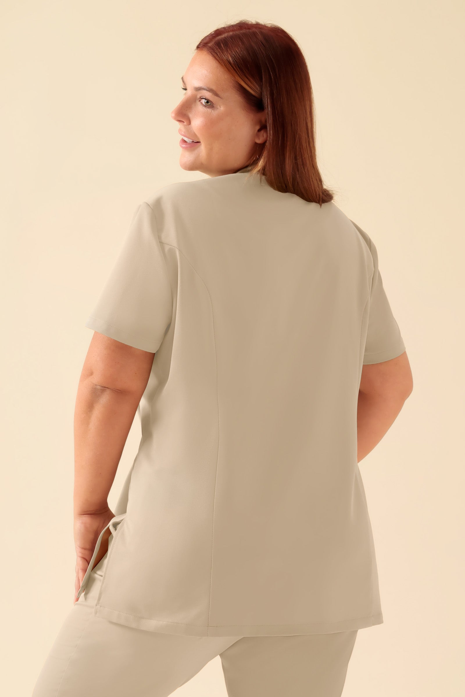 KAERE Kasack Damen - asymmetrische Knopfleiste sand, Rückansicht Das Model ist 173 cm gross und trägt Grösse XL