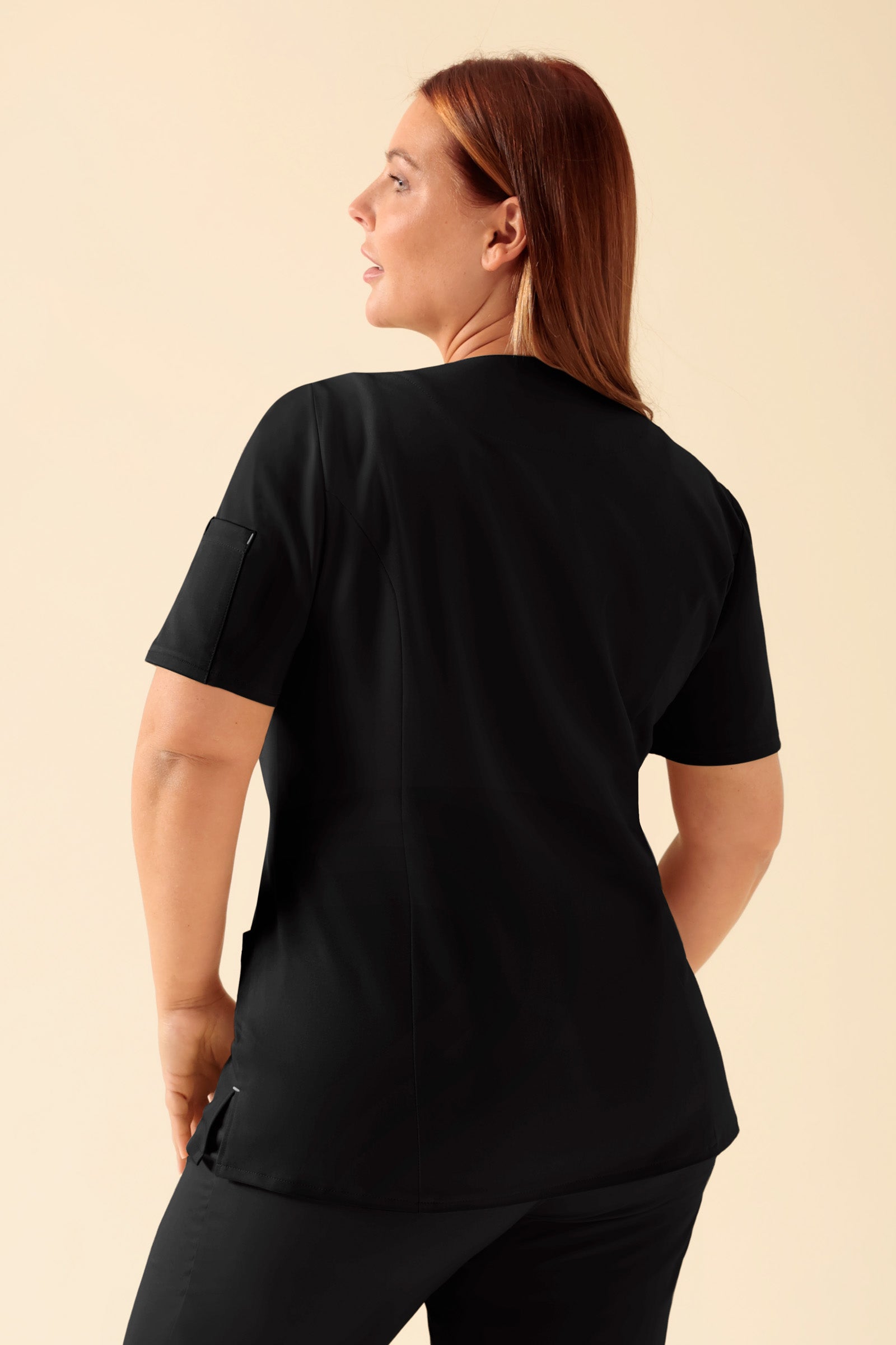 KAERE Kasack Damen - durchgeknöpft schwarz, Rückansicht Das Model ist 173 cm gross und trägt Grösse XL