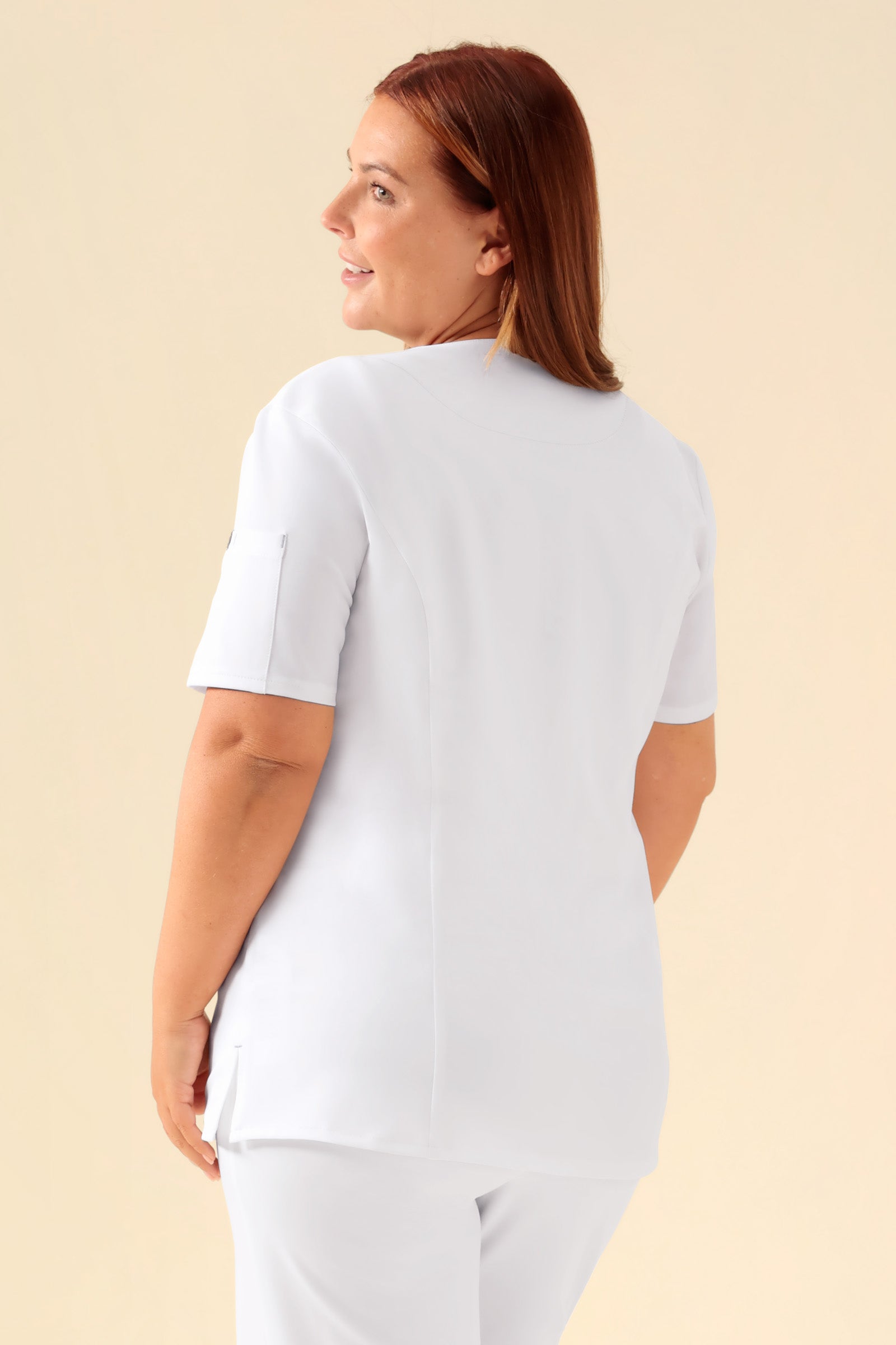 KAERE Kasack Damen - durchgeknöpft weiss, Rückansicht Das Model ist 173 cm gross und trägt Grösse XL
