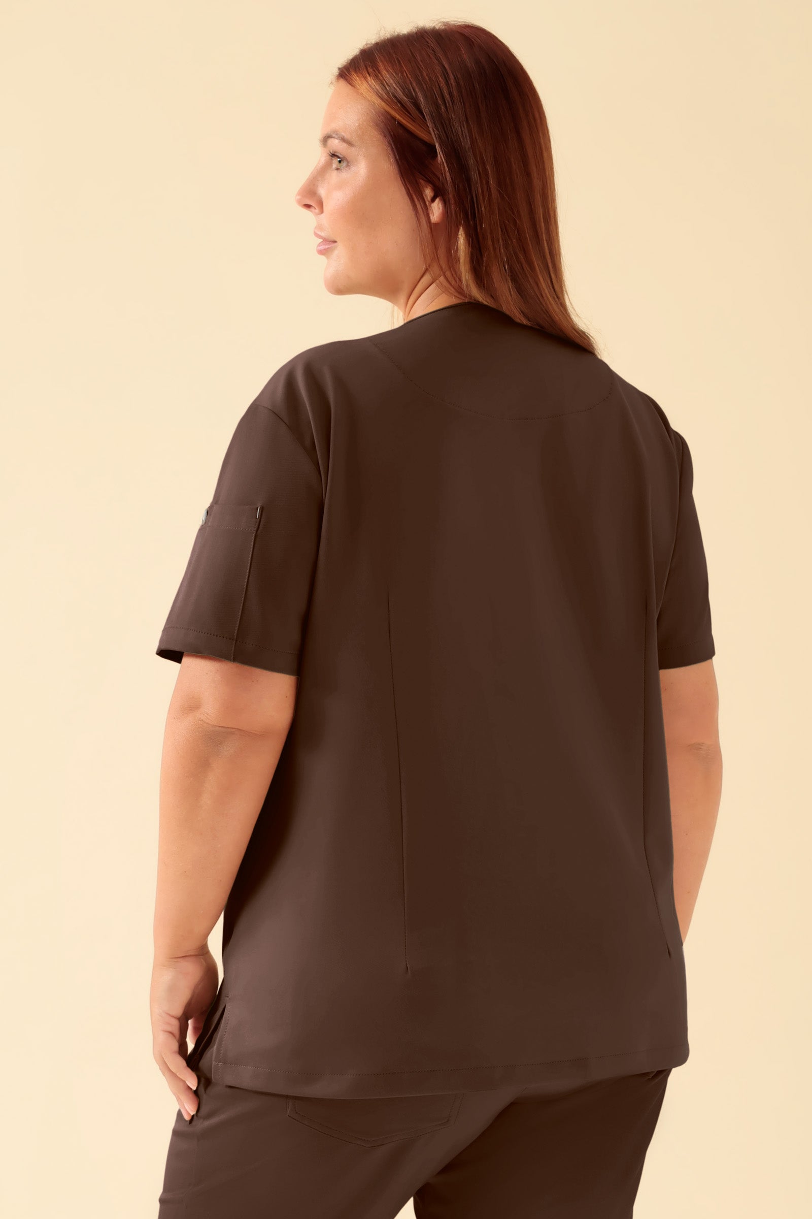 KAERE Schlupfkasack Damen - V-Ausschnitt coffee, Rückansicht Das Model ist 173 cm gross und trägt Grösse XL