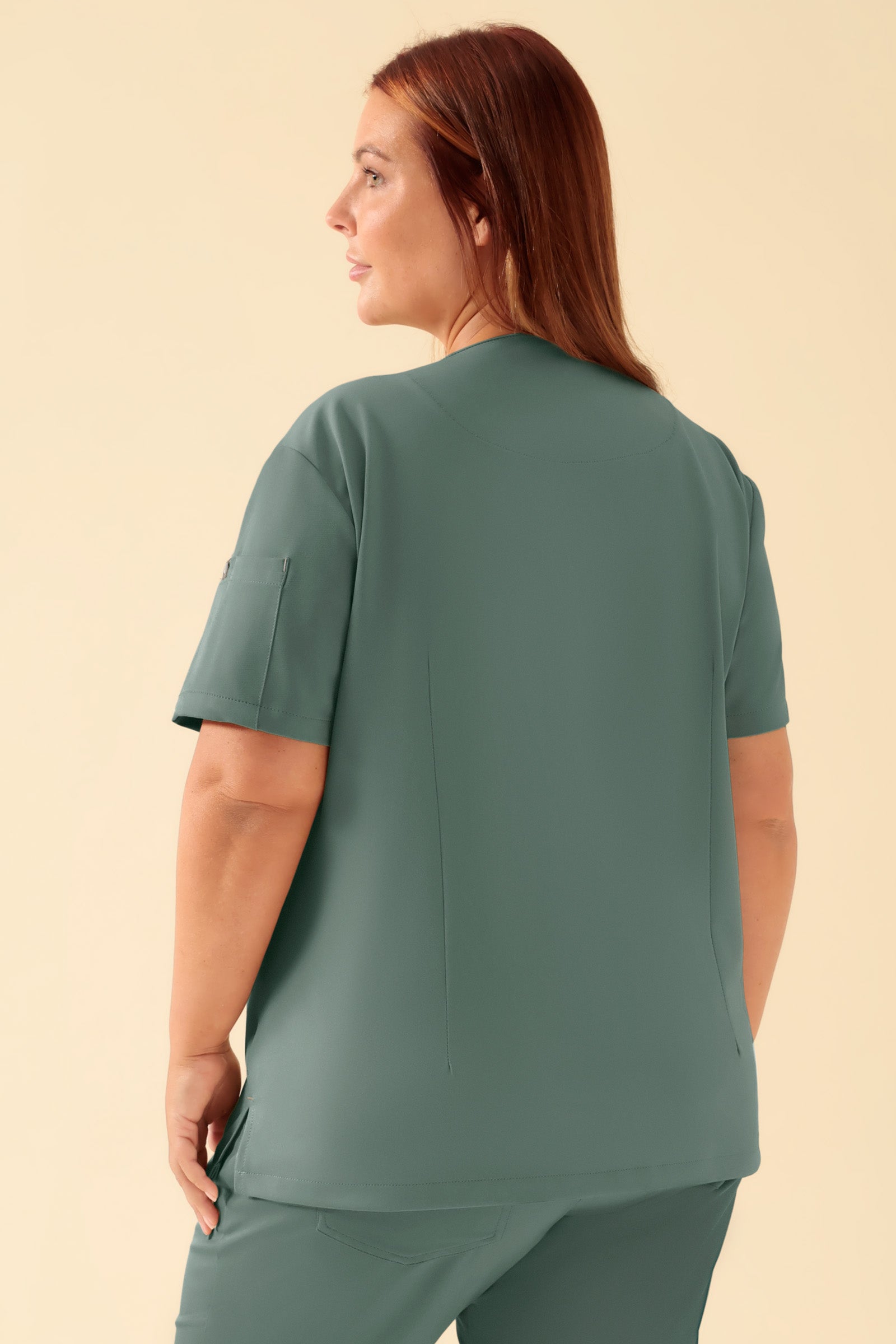 KAERE Schlupfkasack Damen - V-Ausschnitt dunkelgrün, Rückansicht Das Model ist 173 cm gross und trägt Grösse XL
