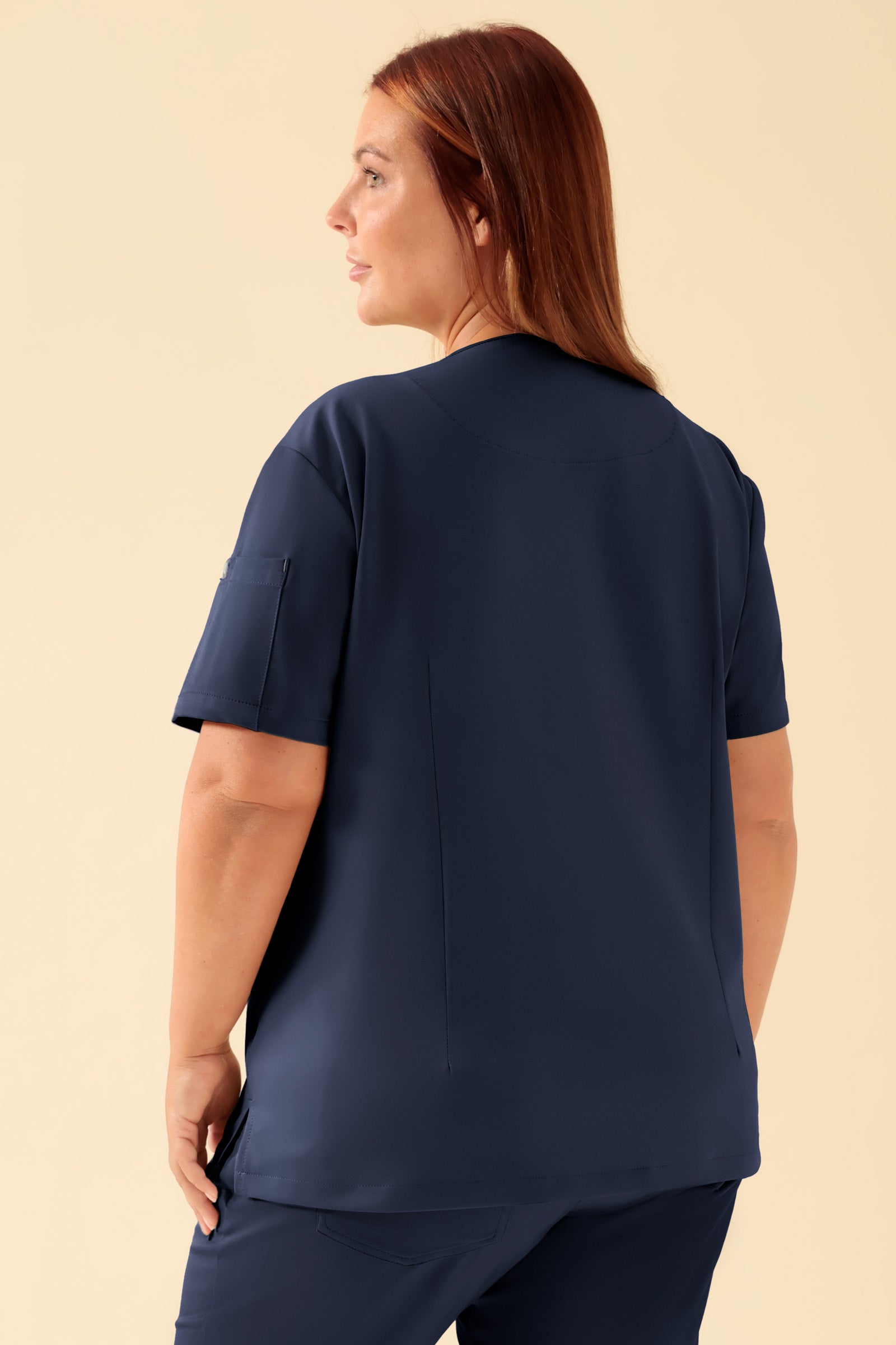 KAERE Schlupfkasack Damen - V-Ausschnitt navy, Rückansicht Das Model ist 173 cm gross und trägt Grösse XL