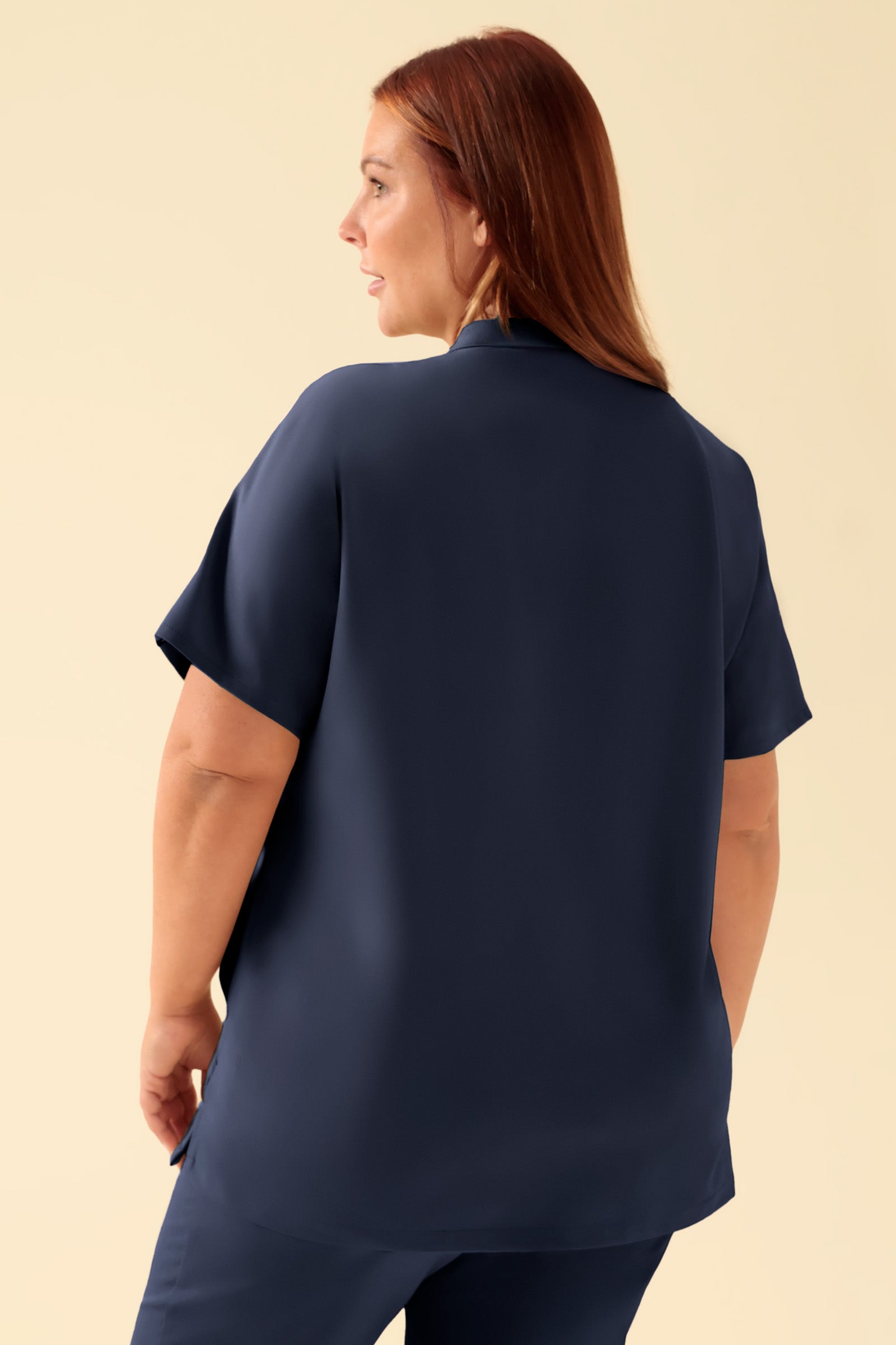 KAERE Schlupfkasack Damen - Stehkragen navy, Rückansicht Das Model ist 173 cm gross und trägt Grösse XL