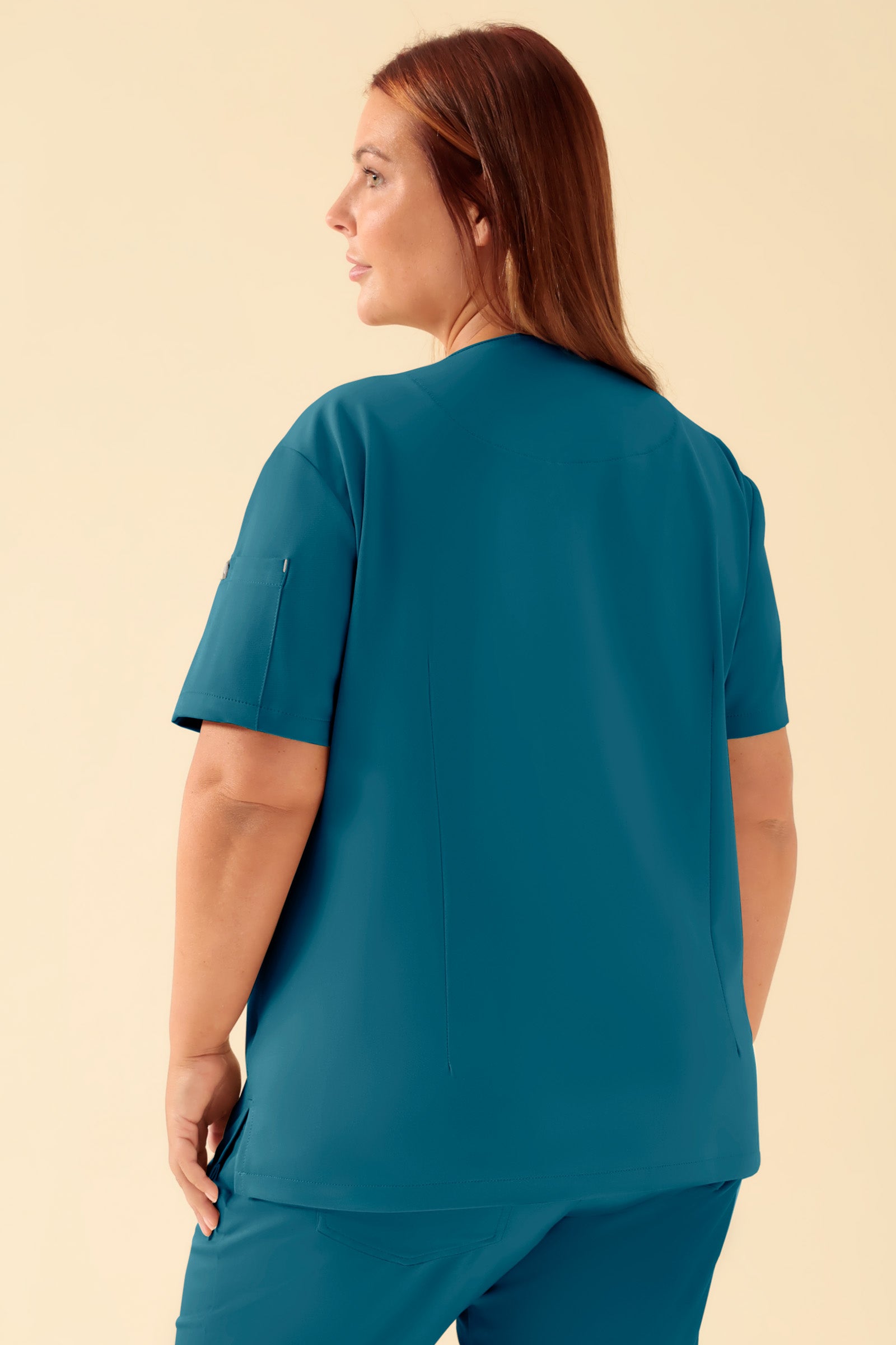 KAERE Schlupfkasack Damen - V-Ausschnitt petrol, Rückansicht Das Model ist 173 cm gross und trägt Grösse XL