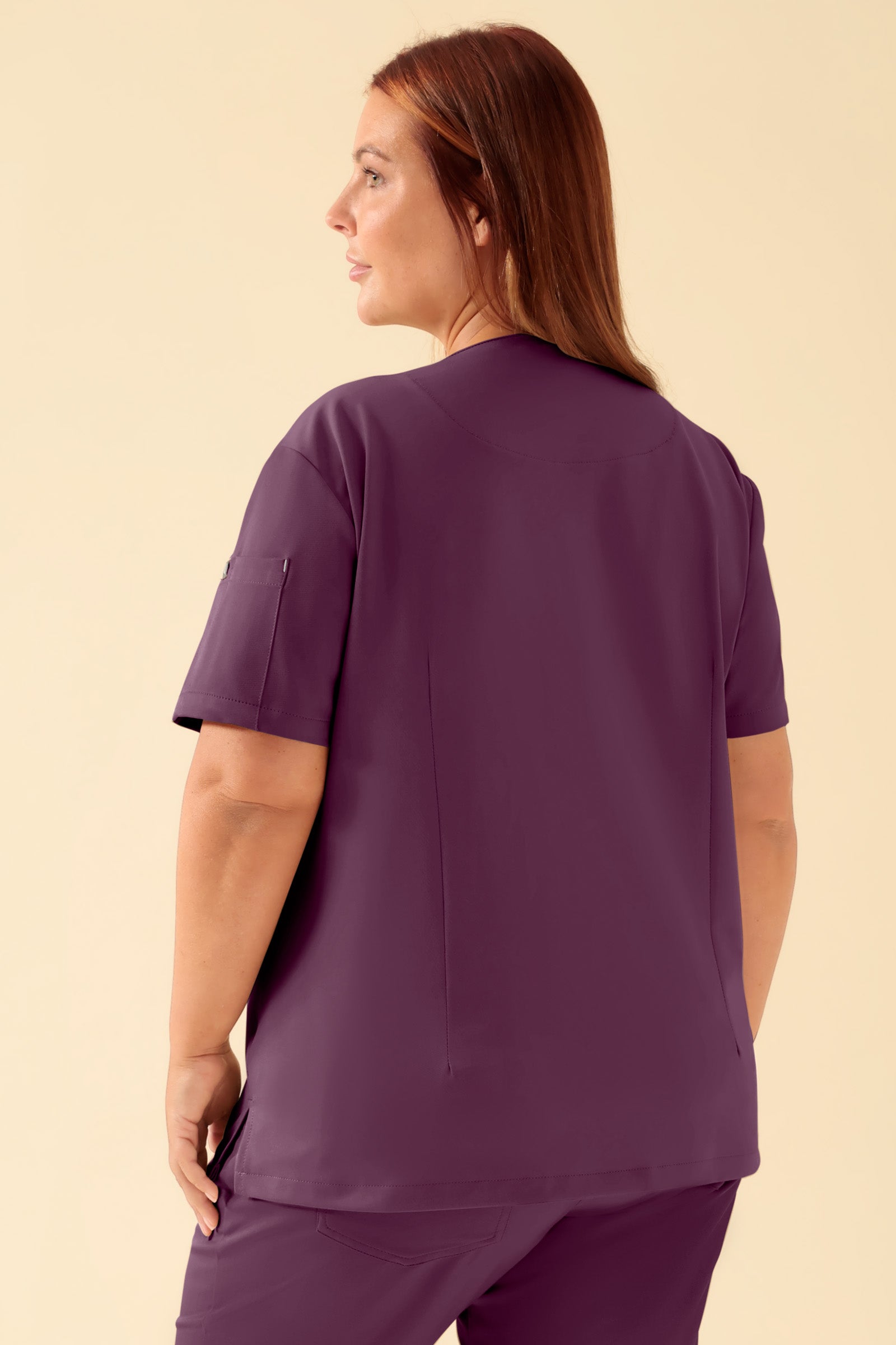 KAERE Schlupfkasack Damen - V-Ausschnitt pflaume, Rückansicht Das Model ist 173 cm gross und trägt Grösse XL