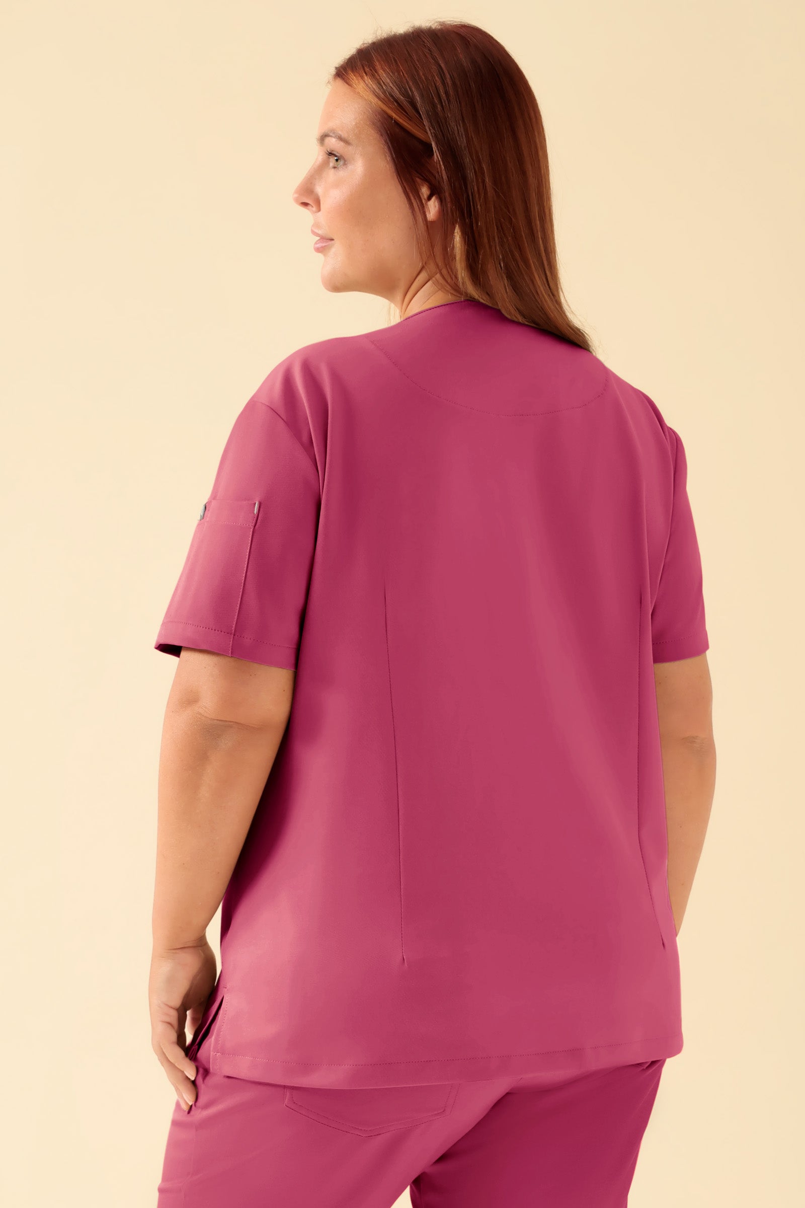KAERE Schlupfkasack Damen - V-Ausschnitt rosenholz, Rückansicht Das Model ist 173 cm gross und trägt Grösse XL