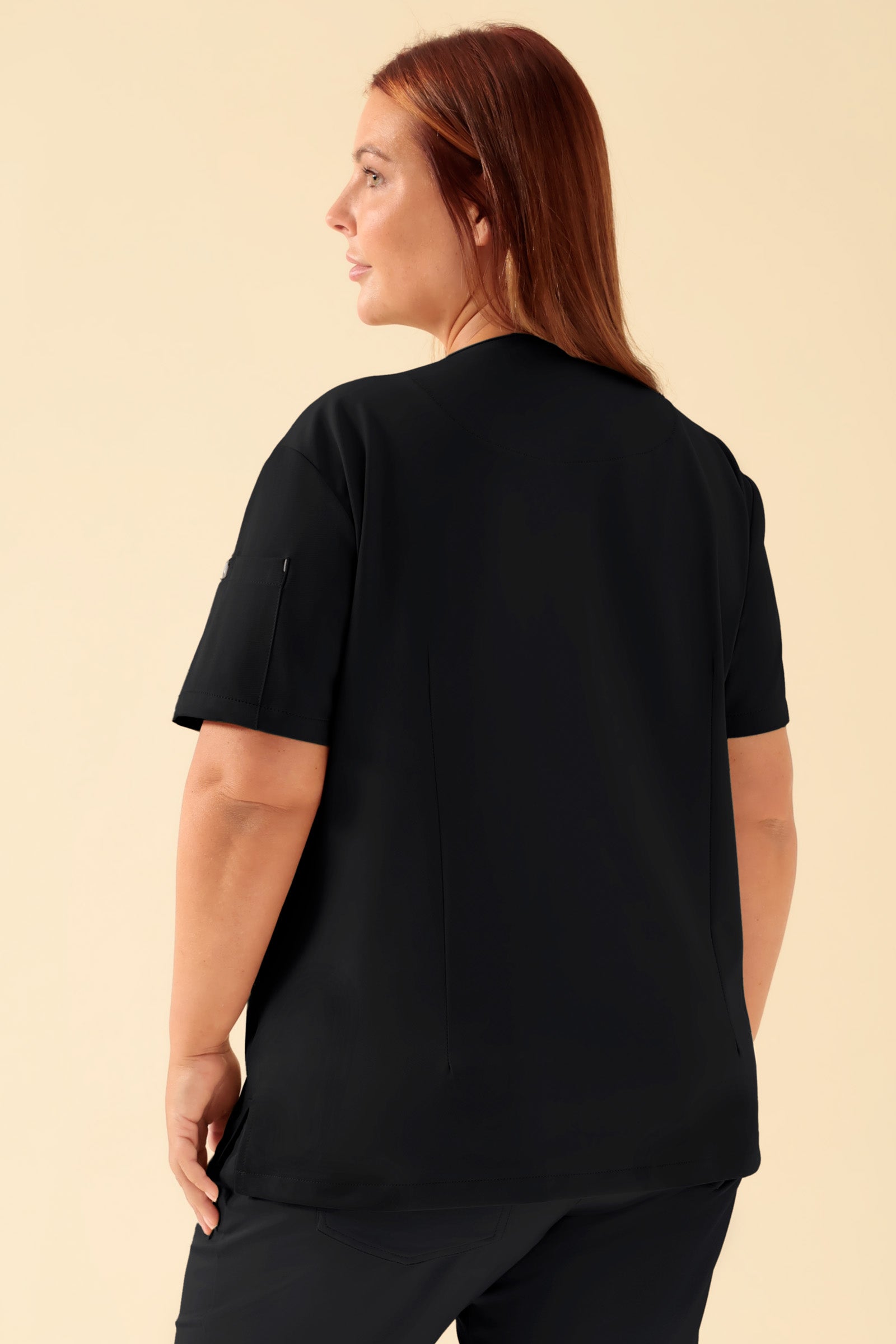 KAERE Schlupfkasack Damen - V-Ausschnitt schwarz, Rückansicht Das Model ist 173 cm gross und trägt Grösse XL