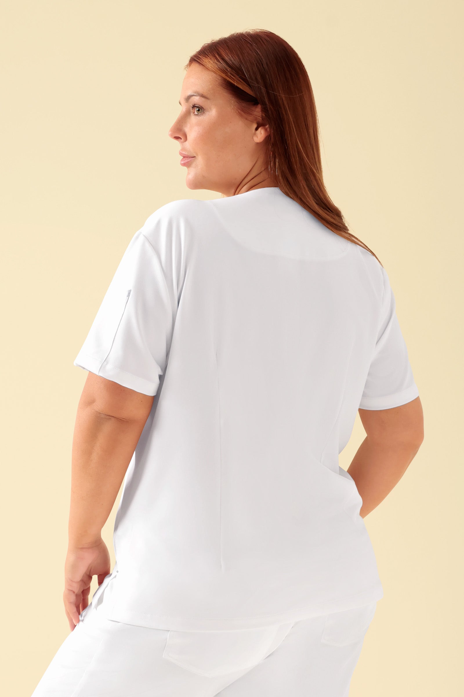 KAERE Schlupfkasack Damen - V-Ausschnitt weiss, Rückansicht Das Model ist 173 cm gross und trägt Grösse XL