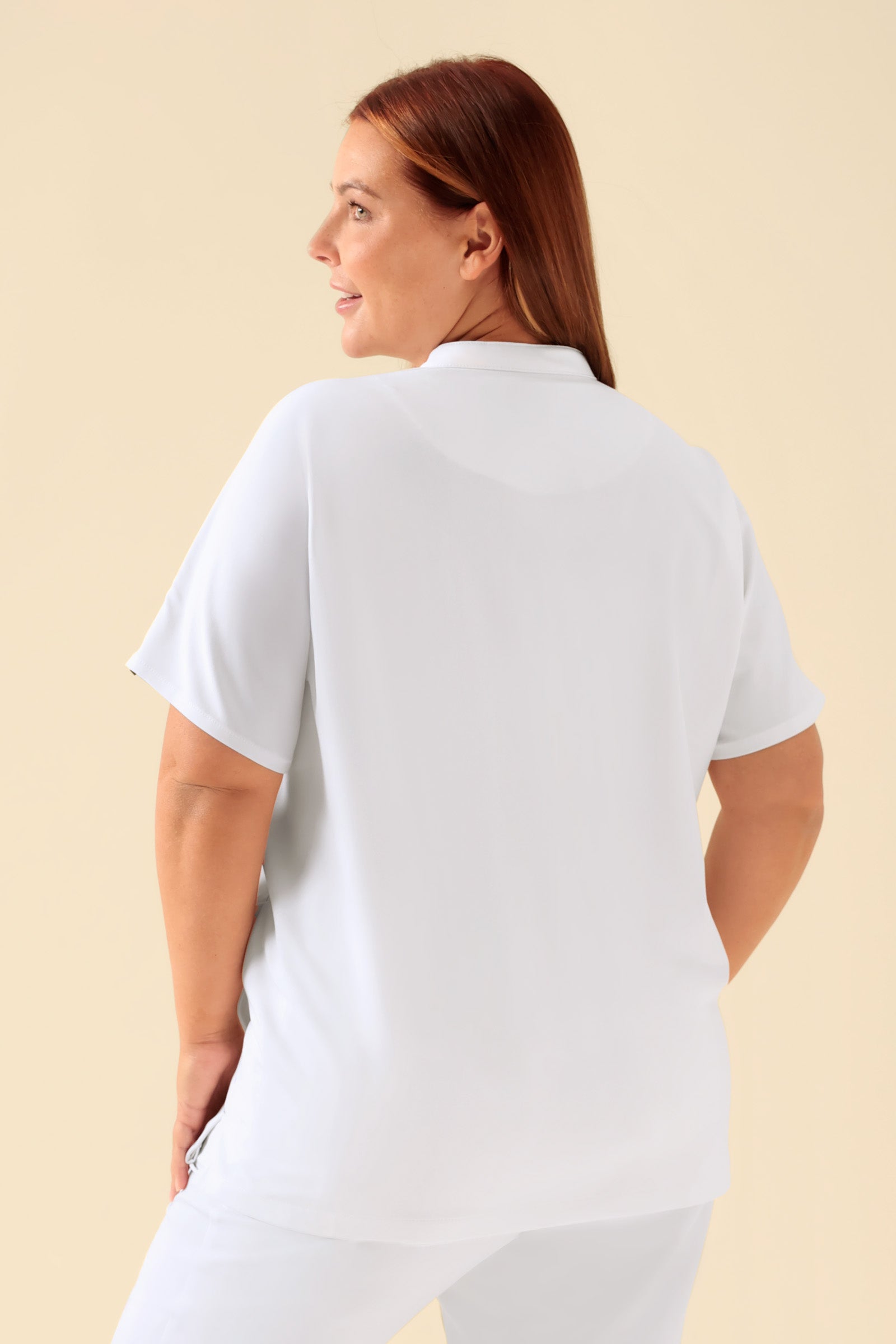 KAERE Schlupfkasack Damen - Stehkragen weiss, Rückansicht Das Model ist 173 cm gross und trägt Grösse XL