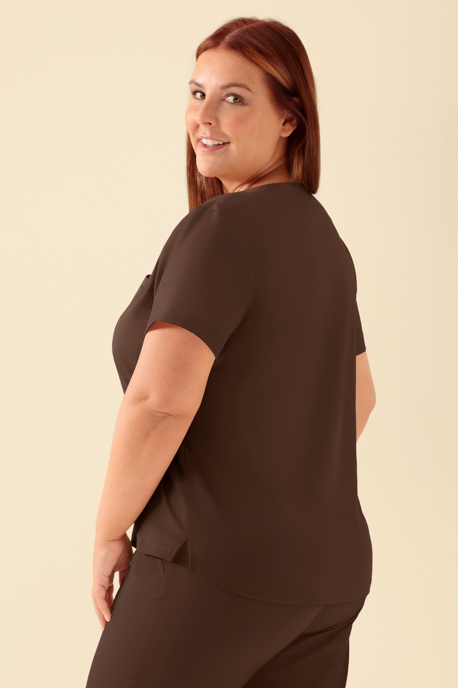 KAERE Shirt Damen - Rundhalsausschnitt coffee, Rückansicht Das Model ist 173 cm gross und trägt Grösse XL