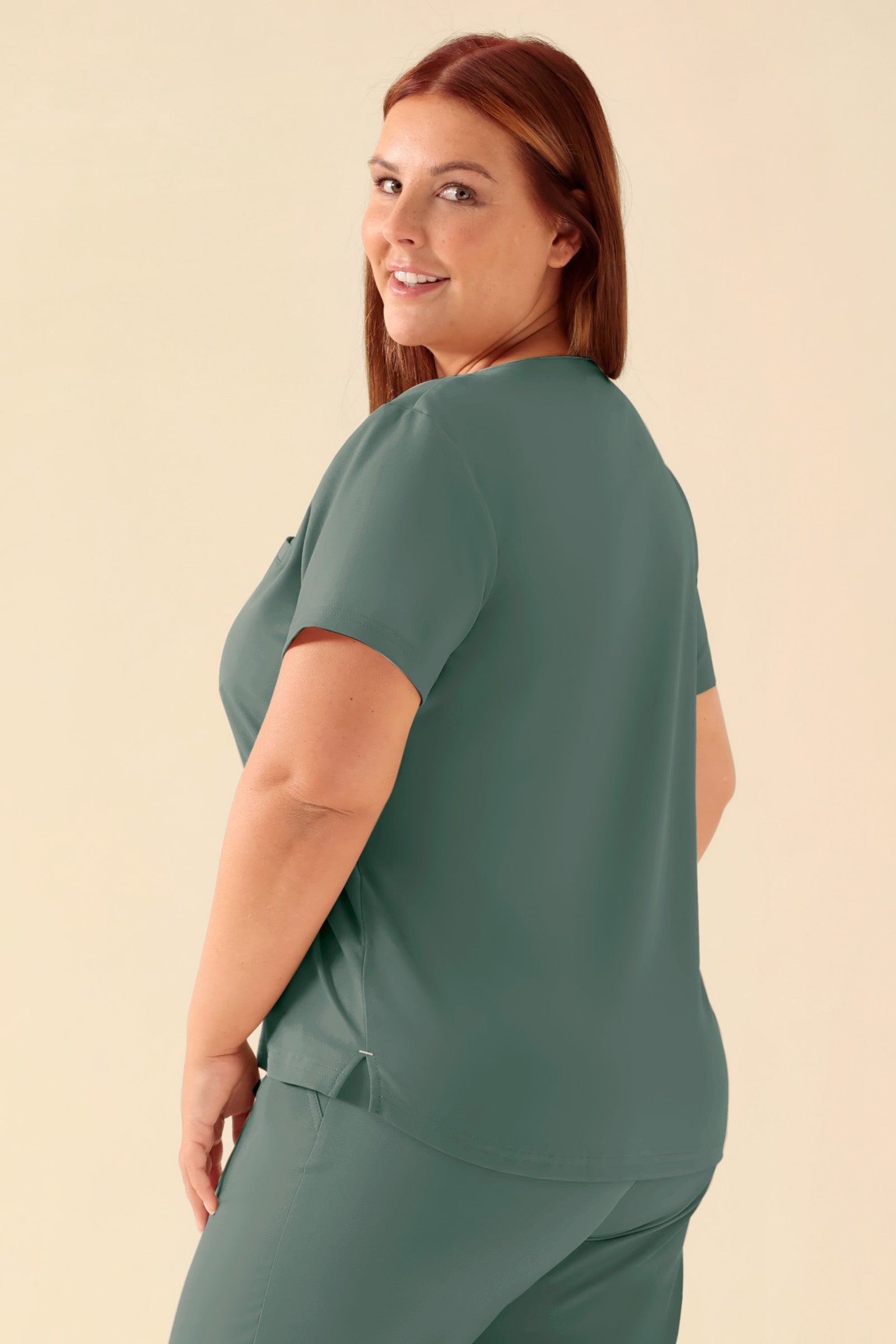 KAERE Shirt Damen - Rundhalsausschnitt dunkelgrün, Rückansicht Das Model ist 173 cm gross und trägt Grösse XL